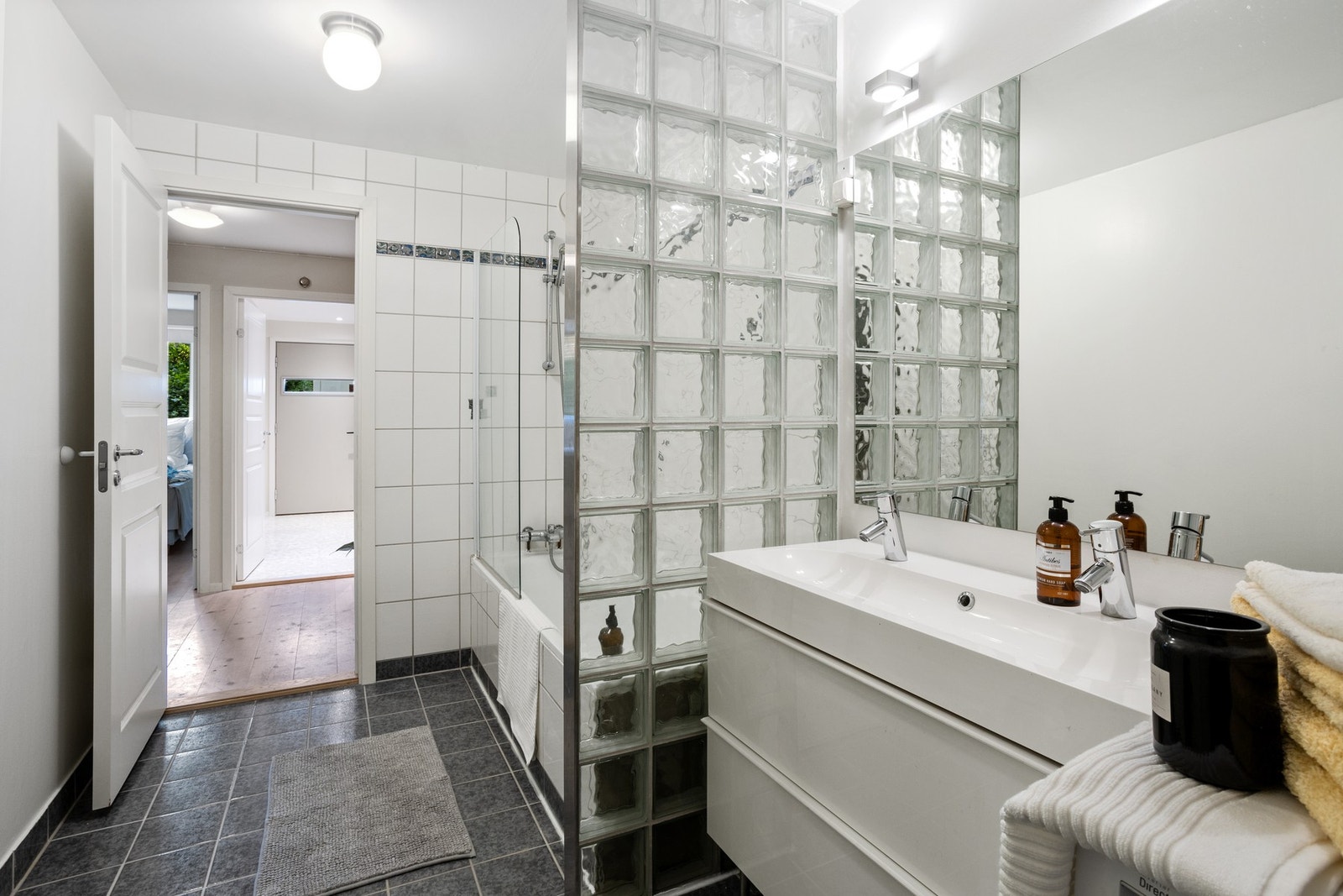 Romslig bad med badekar. Badet er pusset opp på originale konstruksjoner. Galleribilde