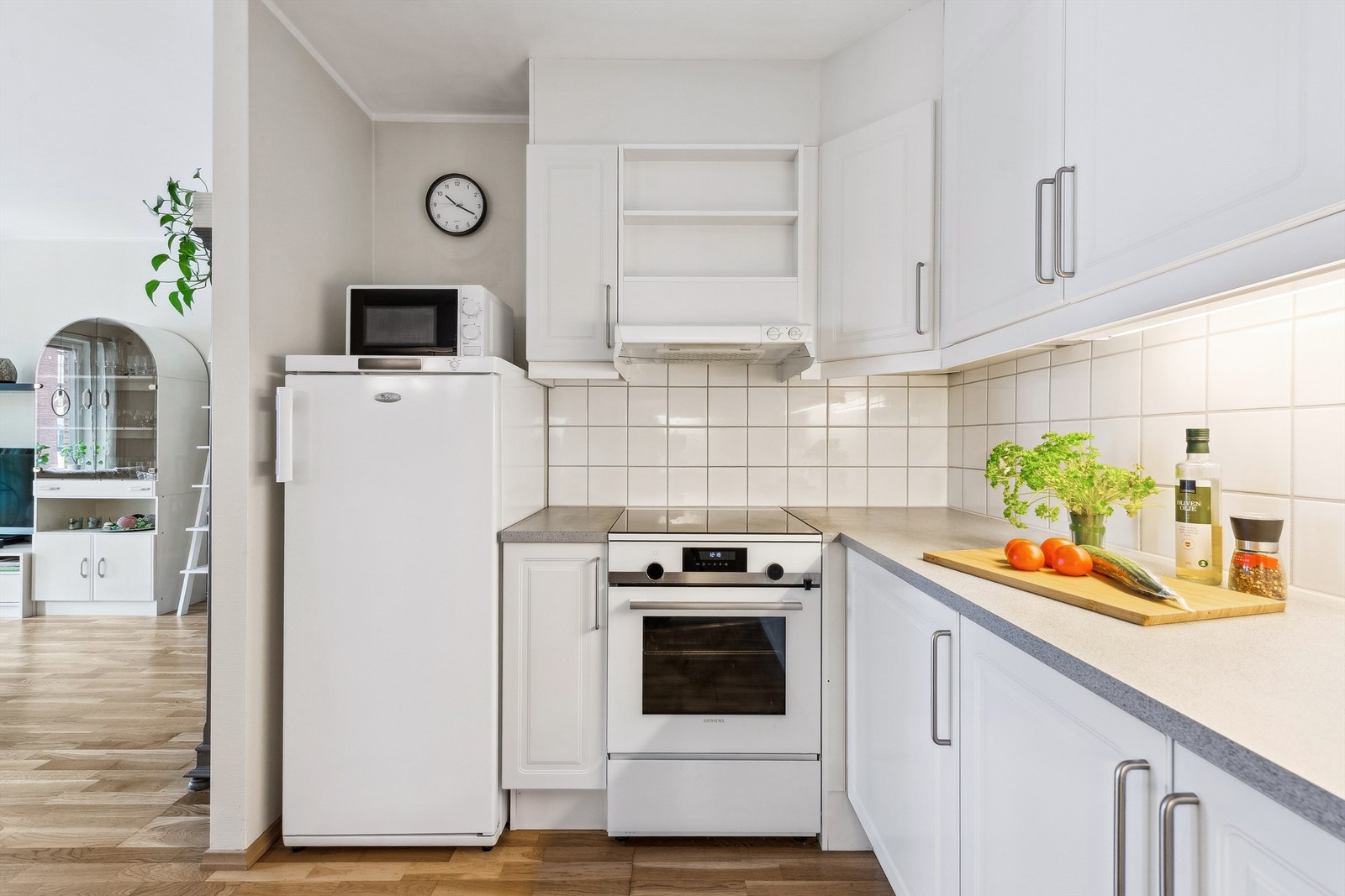 Lys Innredning som består av laminerte skrog med profilerte fronter og laminert benkeplate med nedfelt kjøkkenkum. Galleribilde