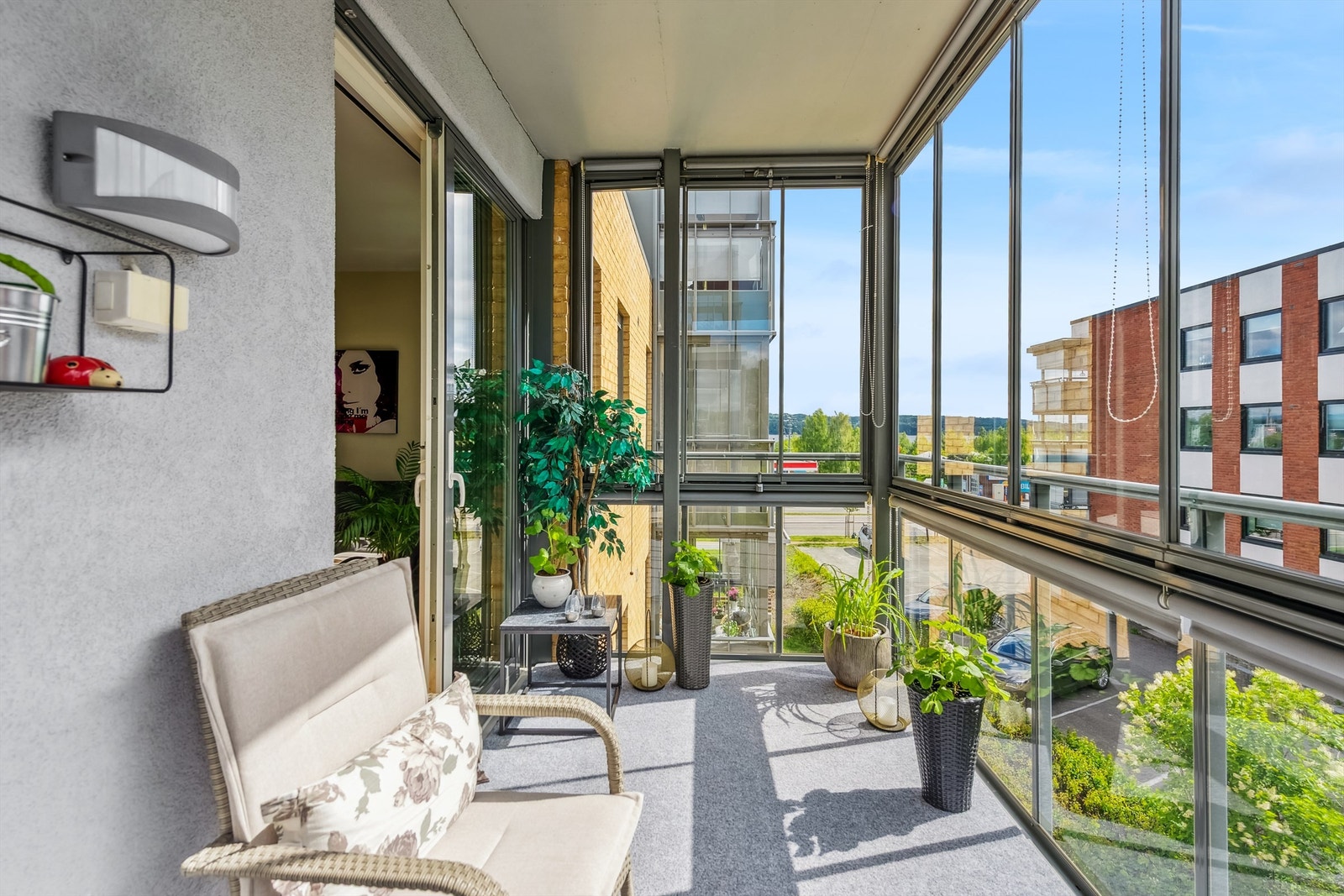 Utgang fra stuen til hyggelig innglasset balkong på 7 kvm. Galleribilde