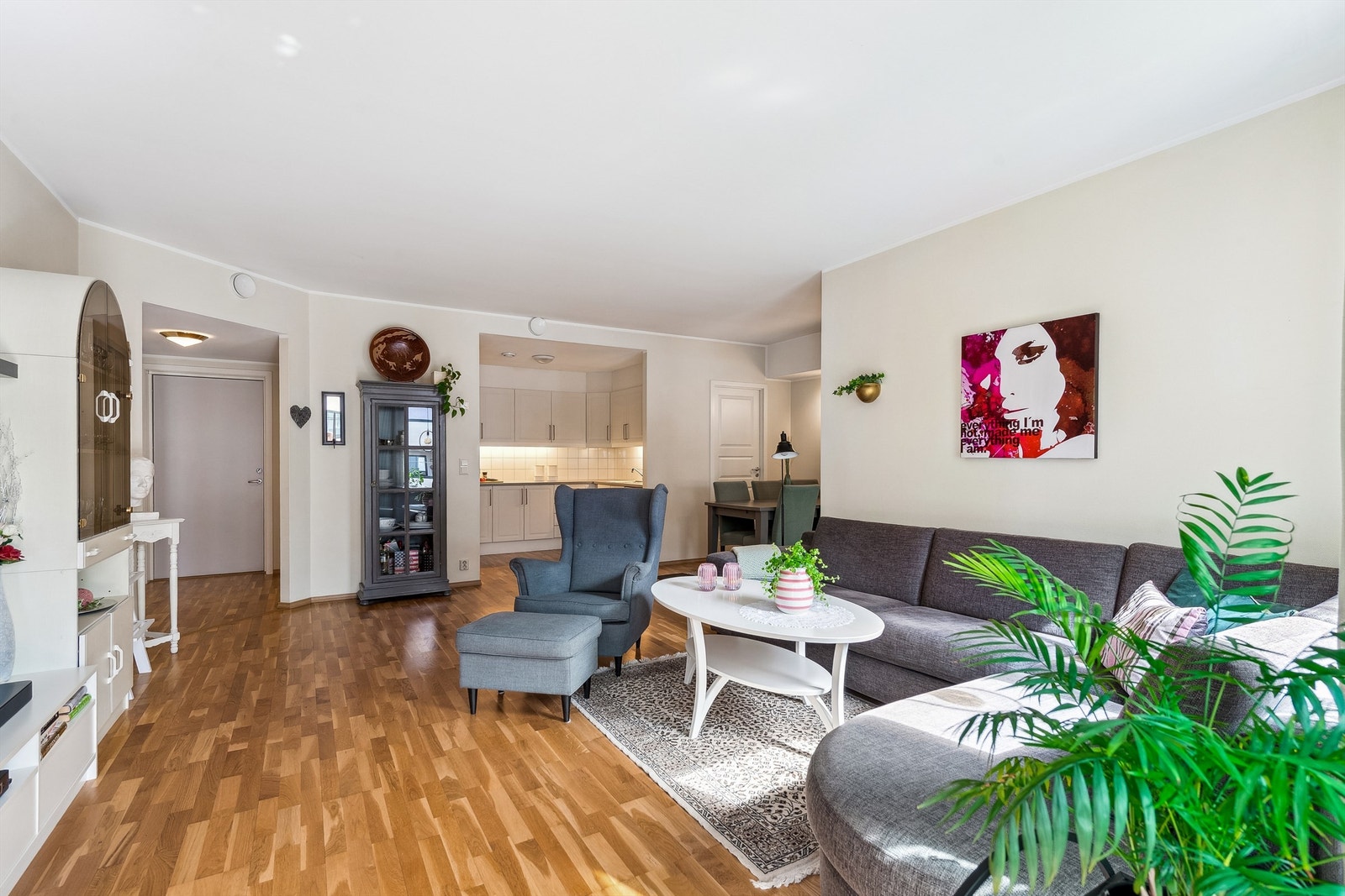 Stuen er lys og innbydende med åpen løsning til kjøkkenet. Galleribilde