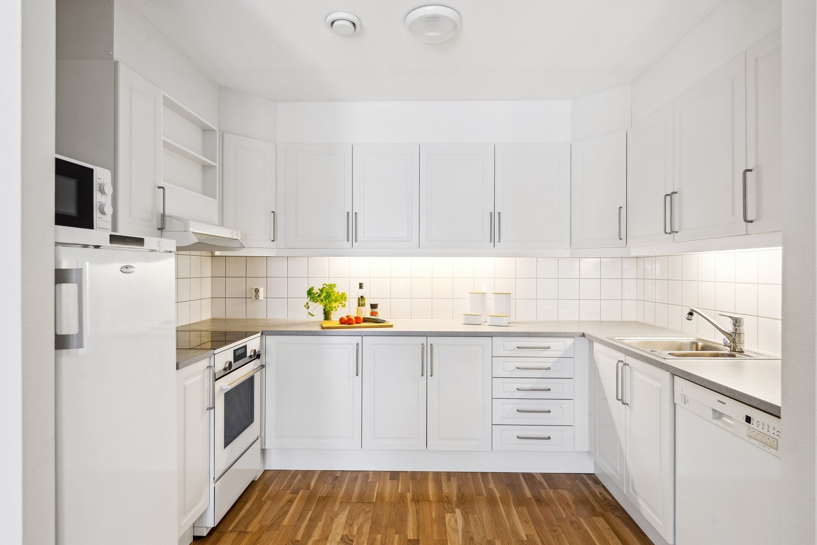 Kjøkkeninnredningen er fra byggeåret og fremstår i god stand. Galleribilde