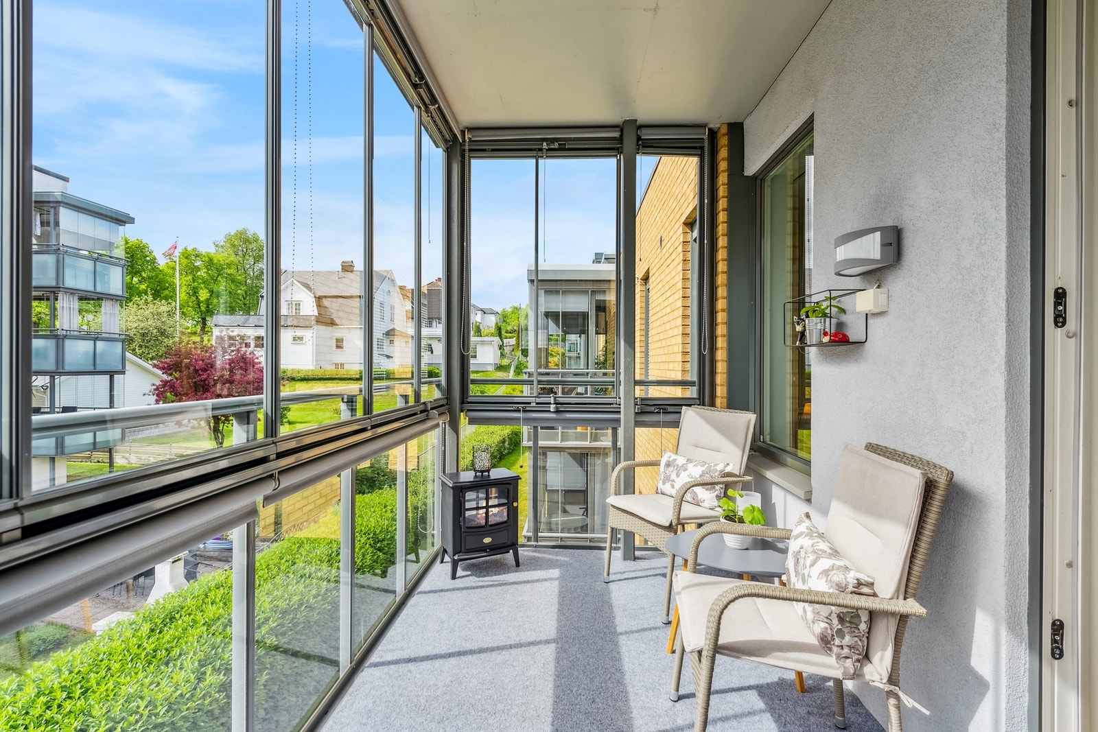 Balkongen har skyvbare vinduer og har innvendig skjerming. Galleribilde