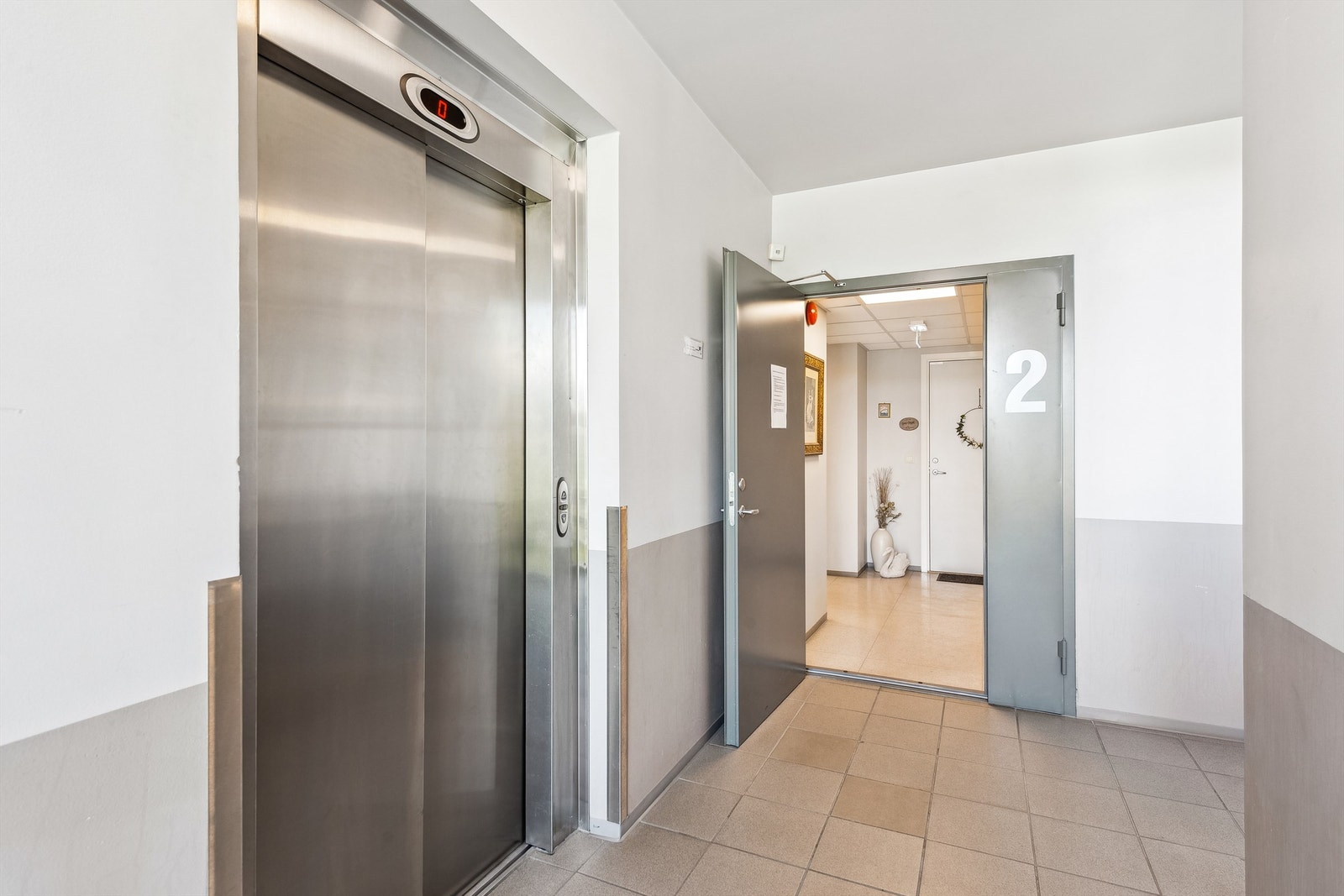 Felles adkomst til leilighetene med trapp og heis. Galleribilde