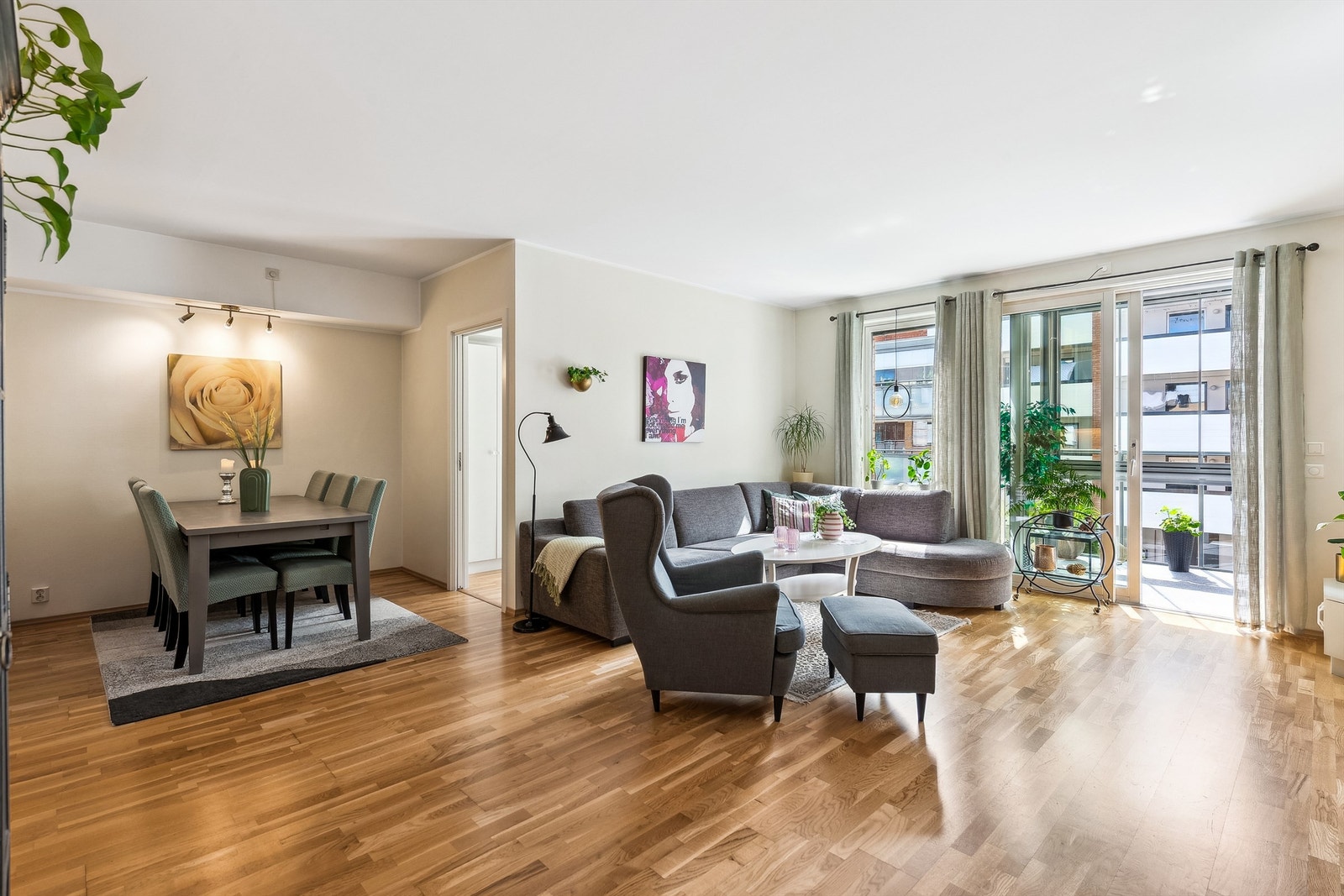 Stuen har fin plass for både sofamøblement og spiseplass. Galleribilde