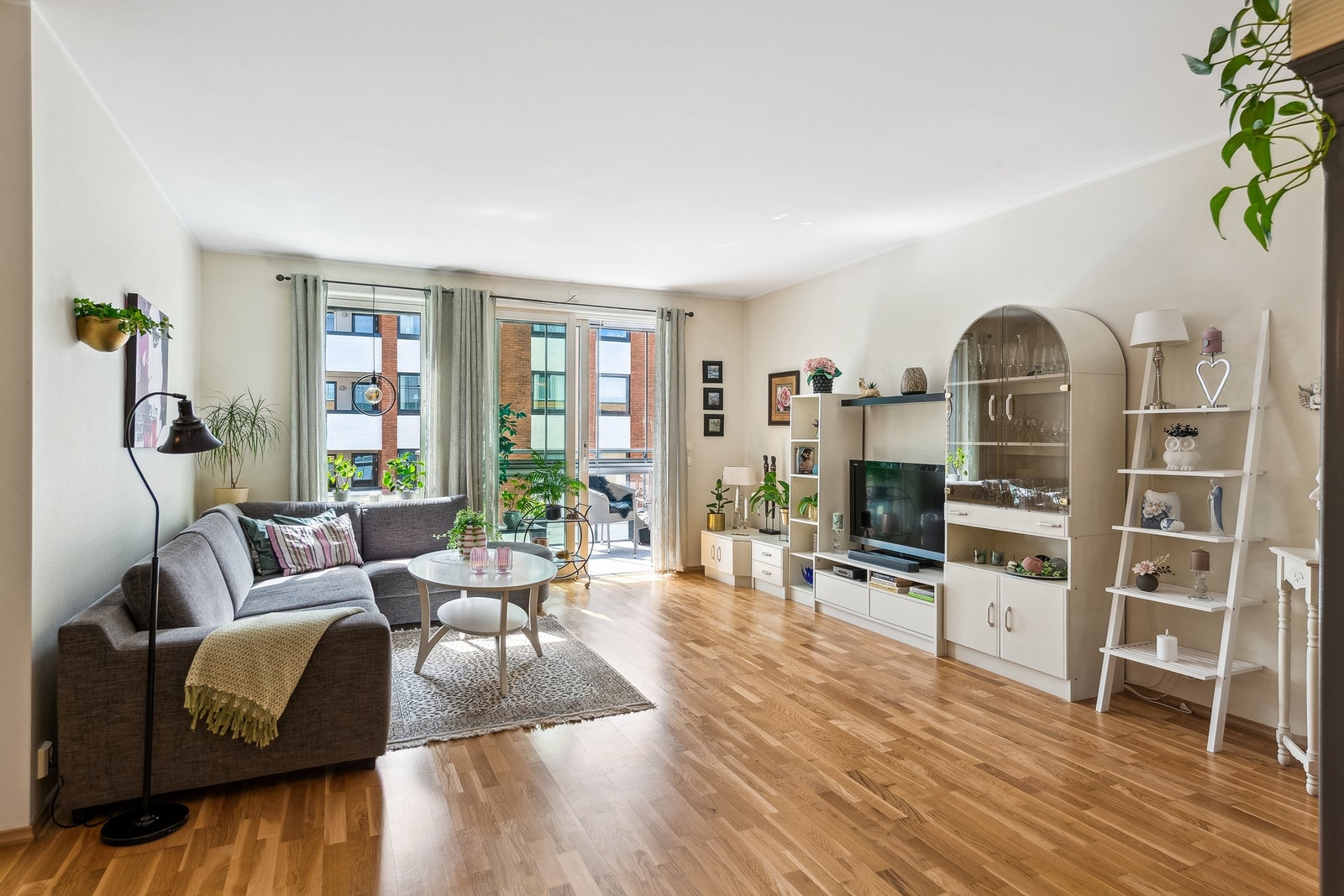 Stuen har godt med innfall av dagslys og utgang til innglasset balkong. Galleribilde