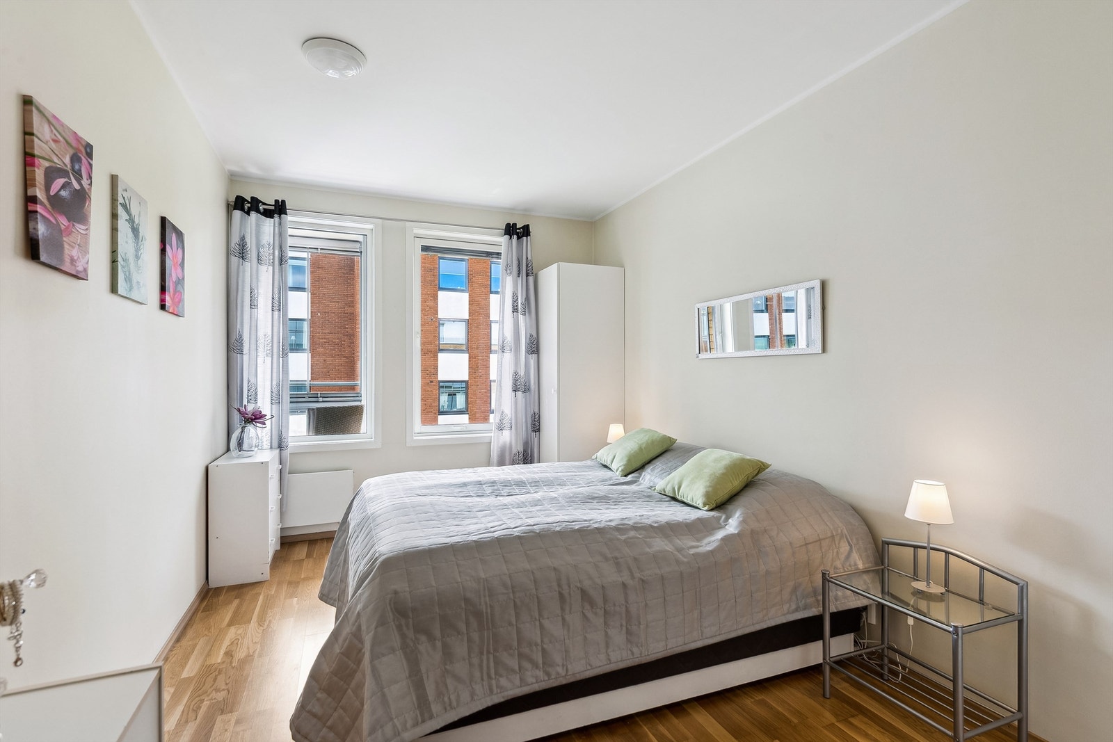 Hovedsoverommet er lyst og romslig med fin plass til dobbeltseng. Innredet med garderobeskap. Galleribilde