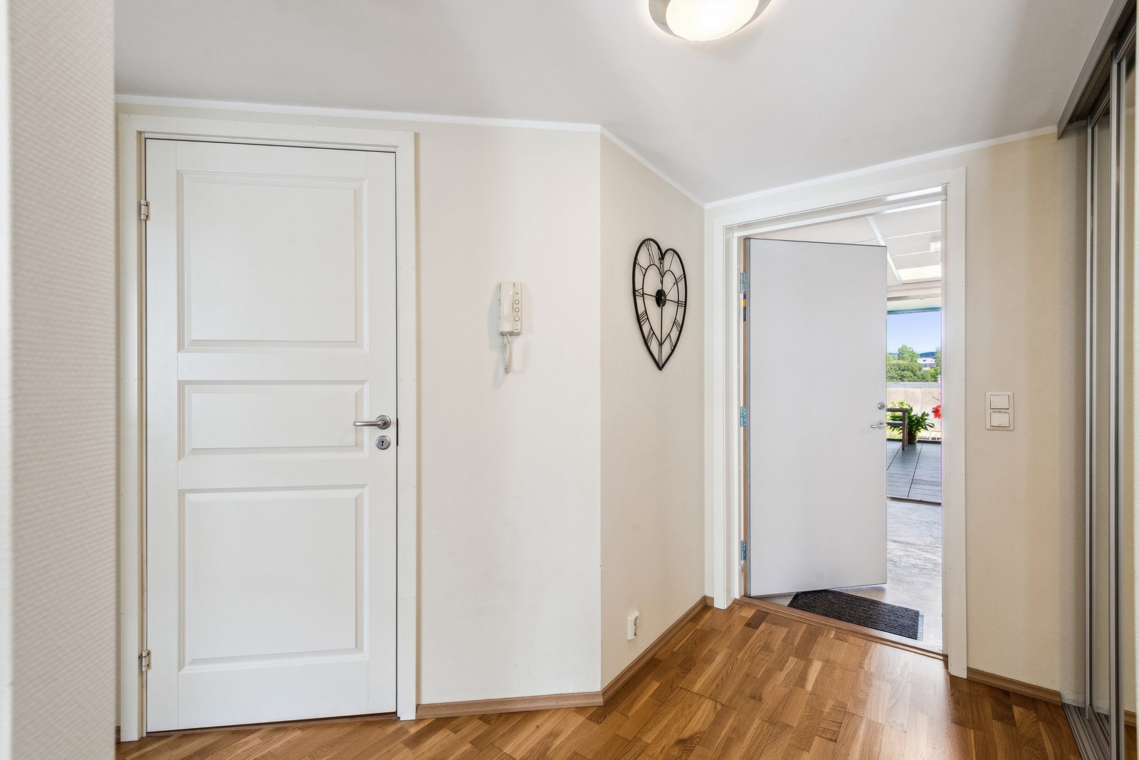 Leiligheten ligger i byggets 2. etasje og fremstår vedlikeholdt og med liten bruksslitasje. Galleribilde