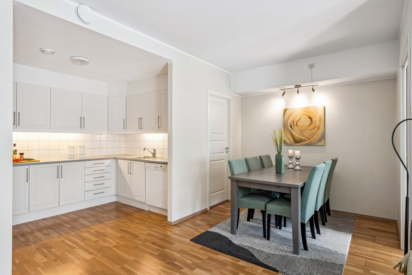 Stuen er i fin størrelse med tilgang til et romslig kjøkken. Galleribilde