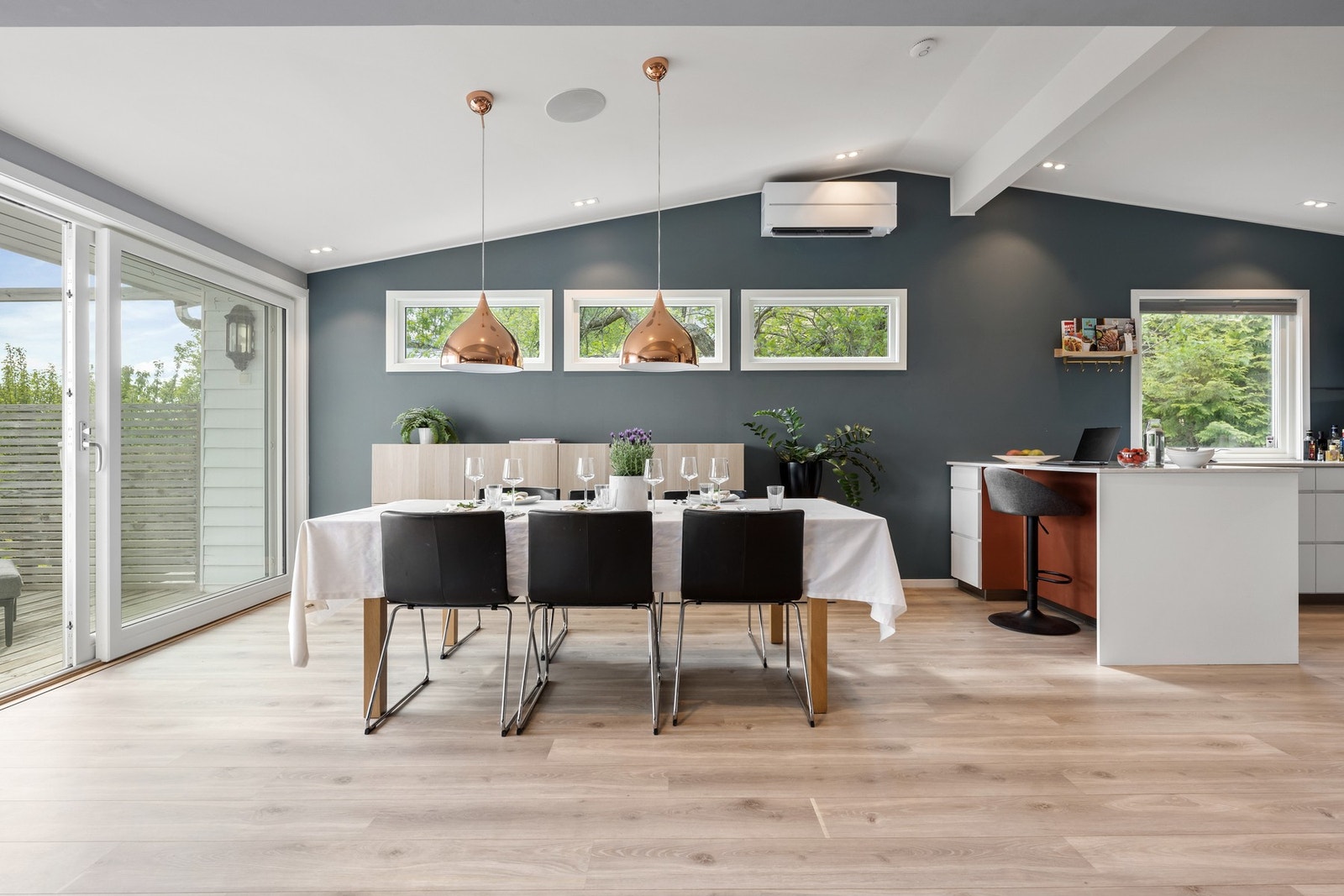 Fra stpisestuedelen er det utgang til boligens terrasse Galleribilde