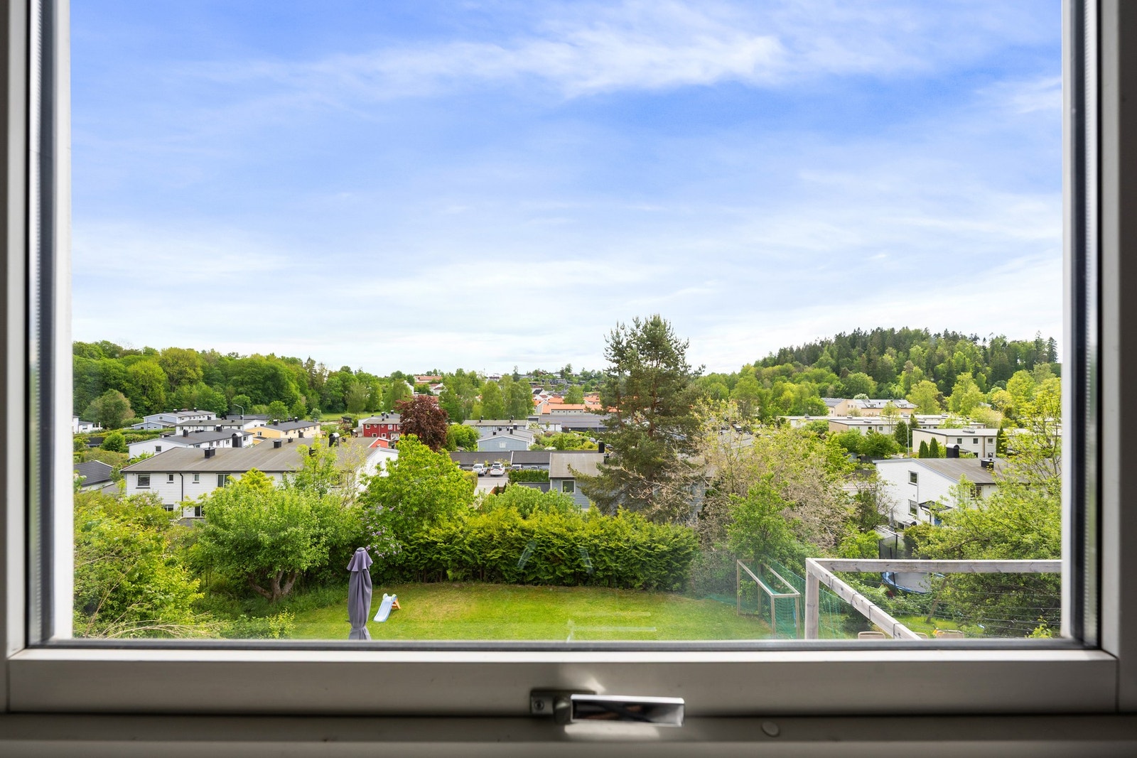 Hovedsoverommet vender ut mot hage og terrasse og har fint utsyn Galleribilde