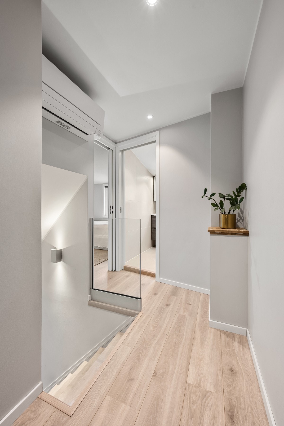 Moderne detalj med rekkverk i glass Galleribilde