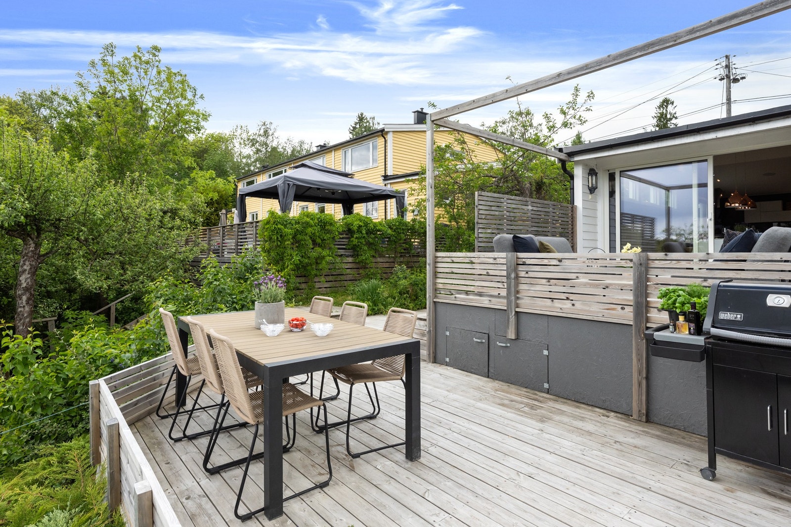 Under terrasse er det laget oppbevaring,, hvor en stor kasse med mye og tørr lagring kan trekkes ut Galleribilde