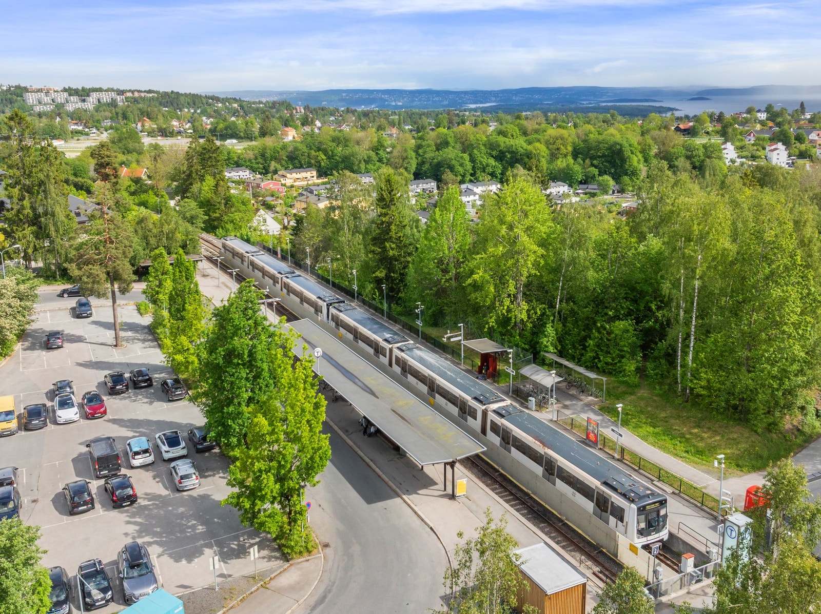 Ettertraktet område med gangavstand (3 min) til Østerås T-banestasjon samt kort vei til skoler og barnehager i området Galleribilde
