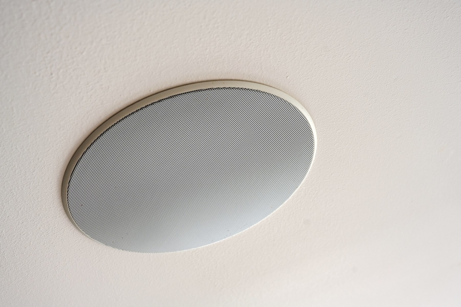 4 takhøytalere og utgang for basshøytaler i 1. etg. 2 stk Sonos forsterkere følger med (ConnectAmp), styres via Sonos App Galleribilde