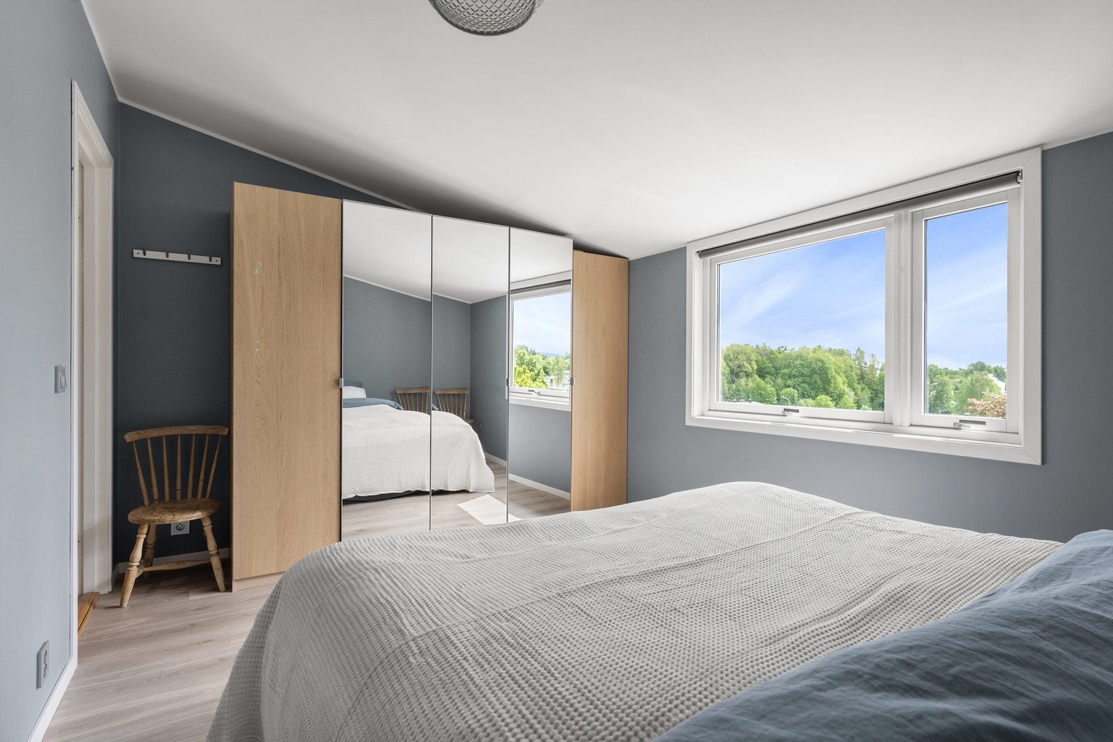 Hovedsoverom med garderobeskap Galleribilde