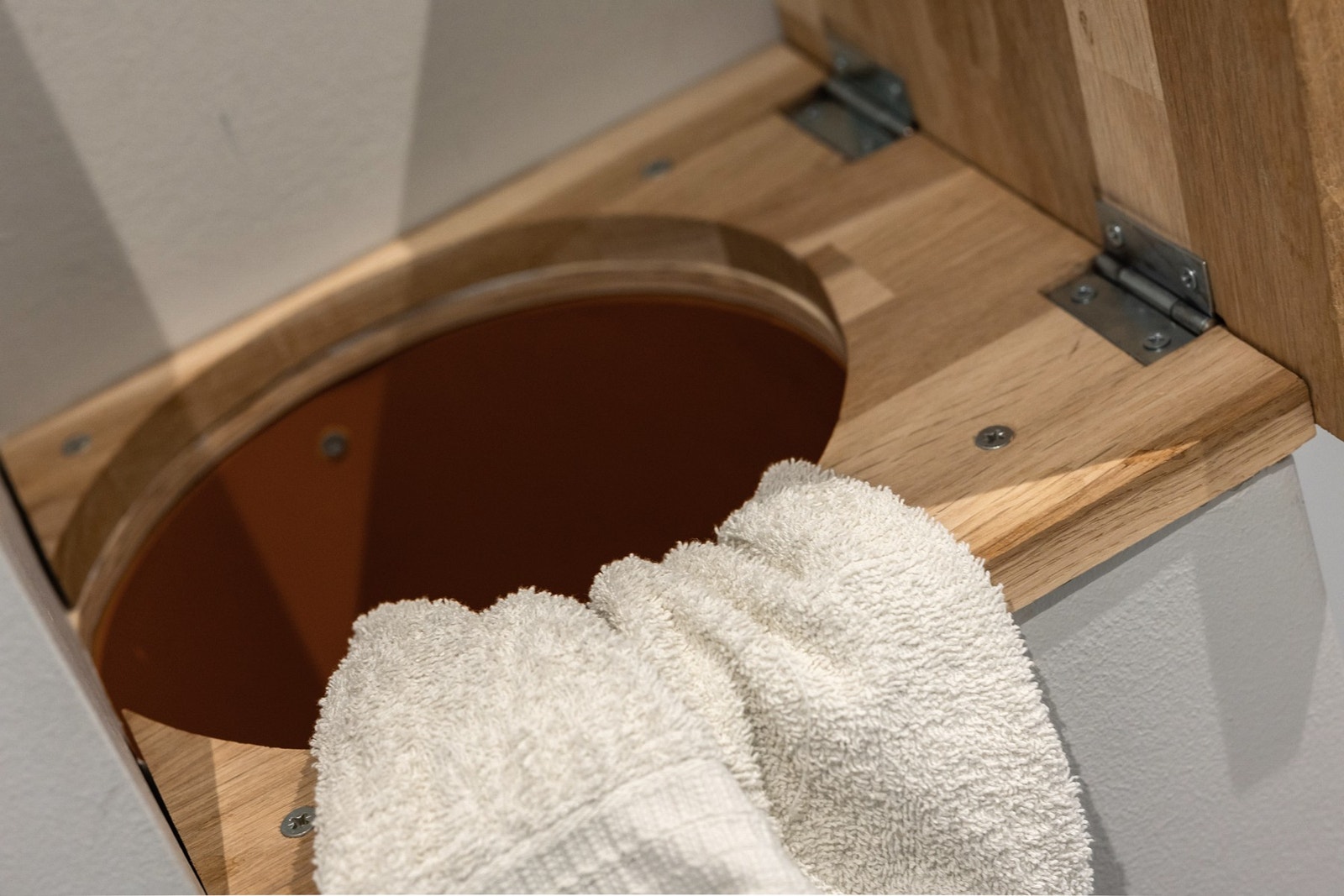 Det er laget en meget praktisk sjakt for klesvask, fra 2.etg og ned i skap ved siden av vaskemaskin i kjeller Galleribilde