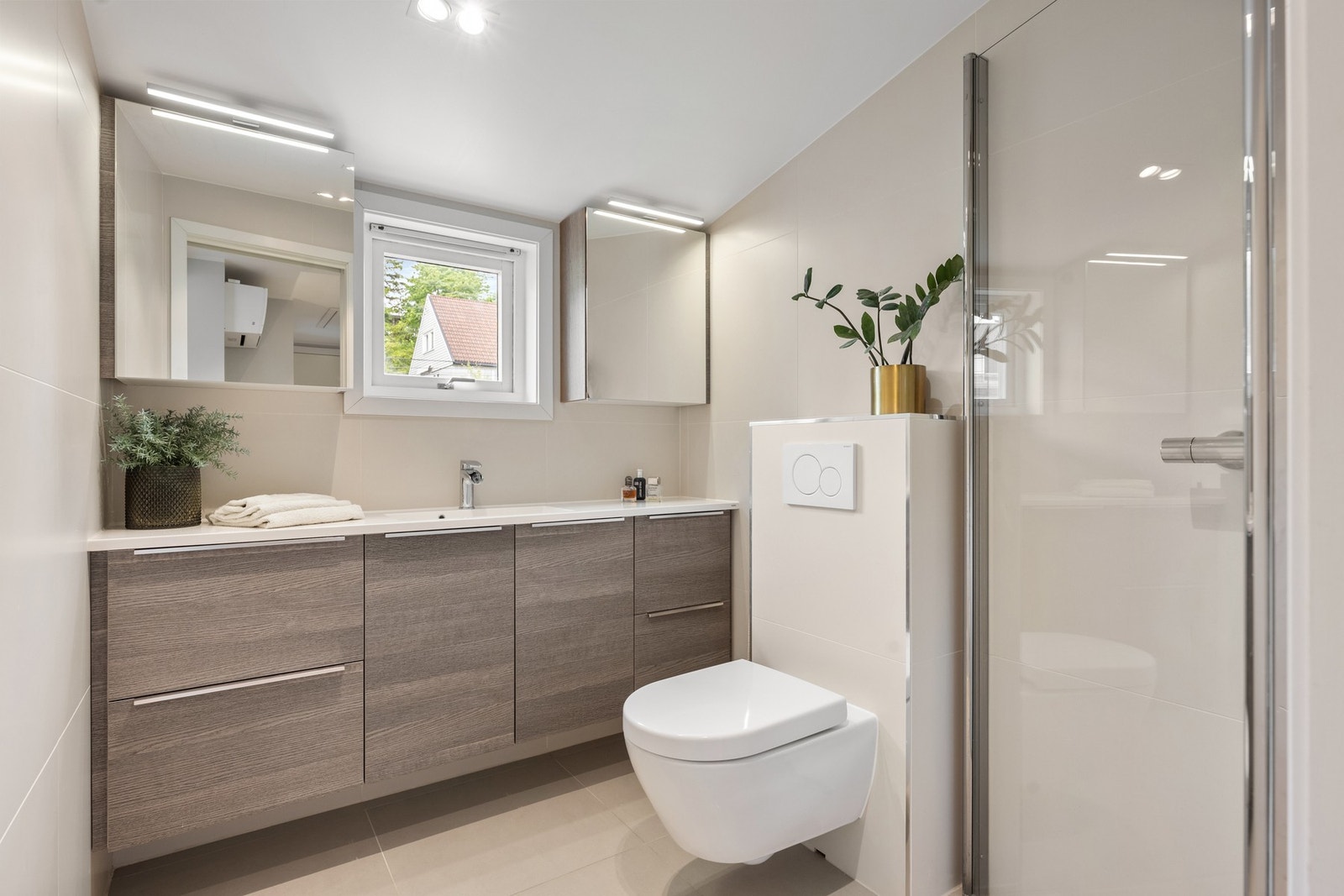Badet i 2. etasje er fra 2017, med elektriske varmekabler Galleribilde