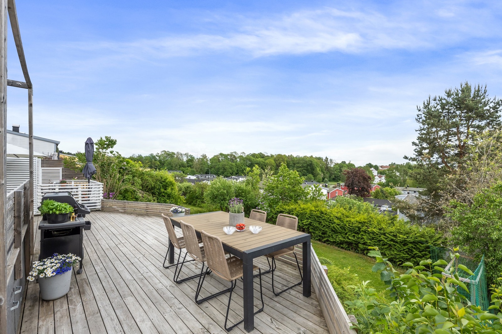 Boligen har et stort og solrikt terrasseområde, med trapp ned til bålpanneplass og hage med nabo Galleribilde