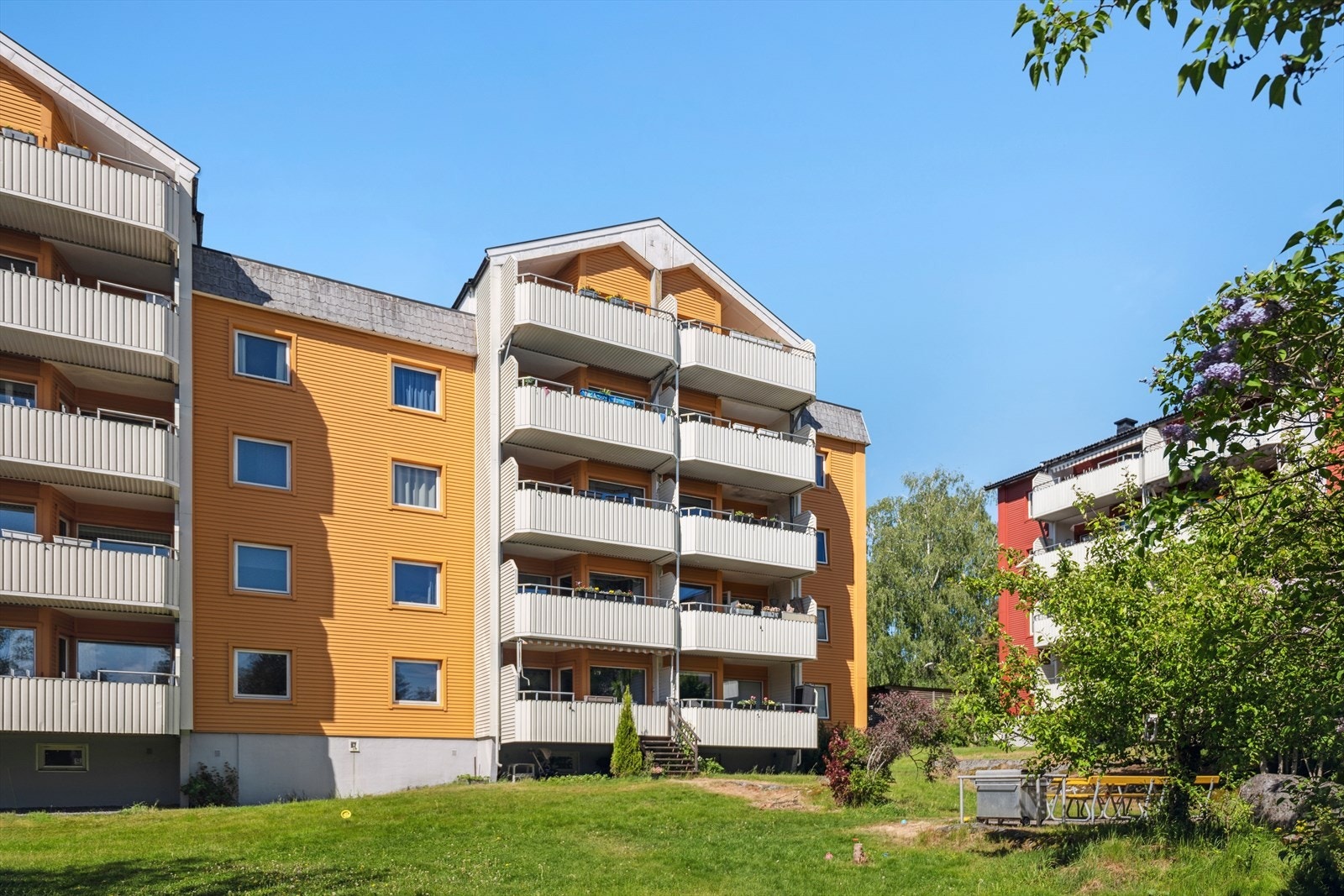 Boligen er plassert i byggets øverste etasje. Her har du ingen naboer over, noe som gir ekstra gode solforhold Galleribilde