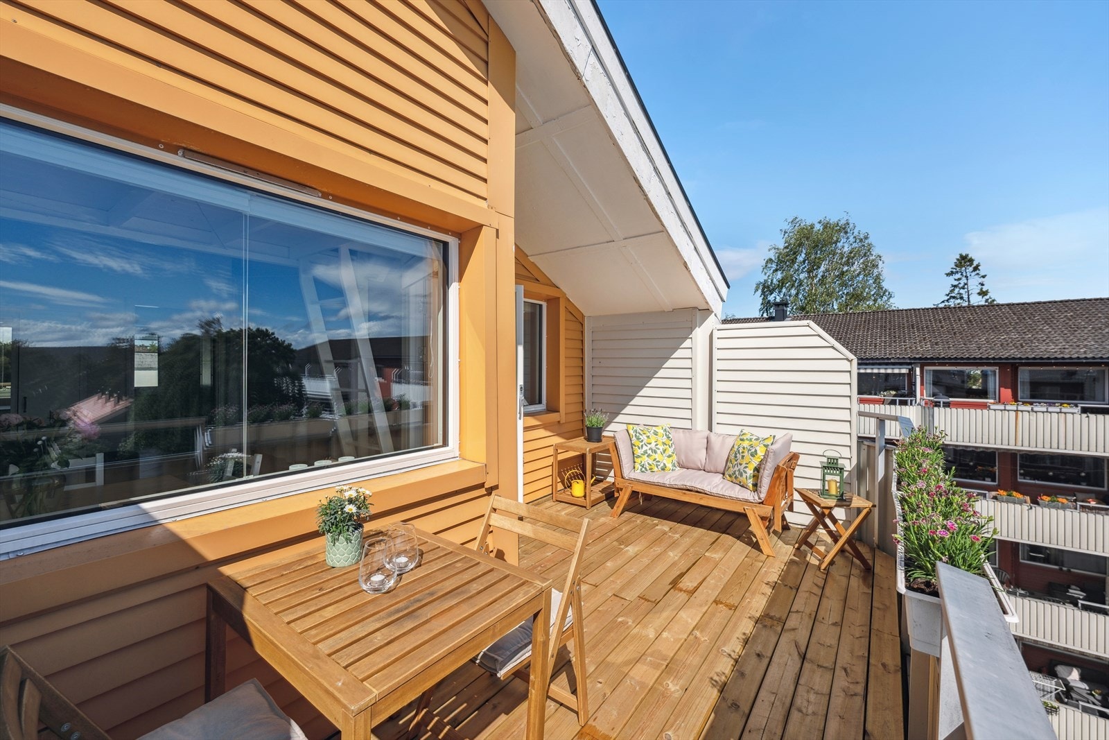 Her har du svært god plass til å innrede med utemøblement, beplantning og grill (elektrisk- eller gassgrill) Galleribilde