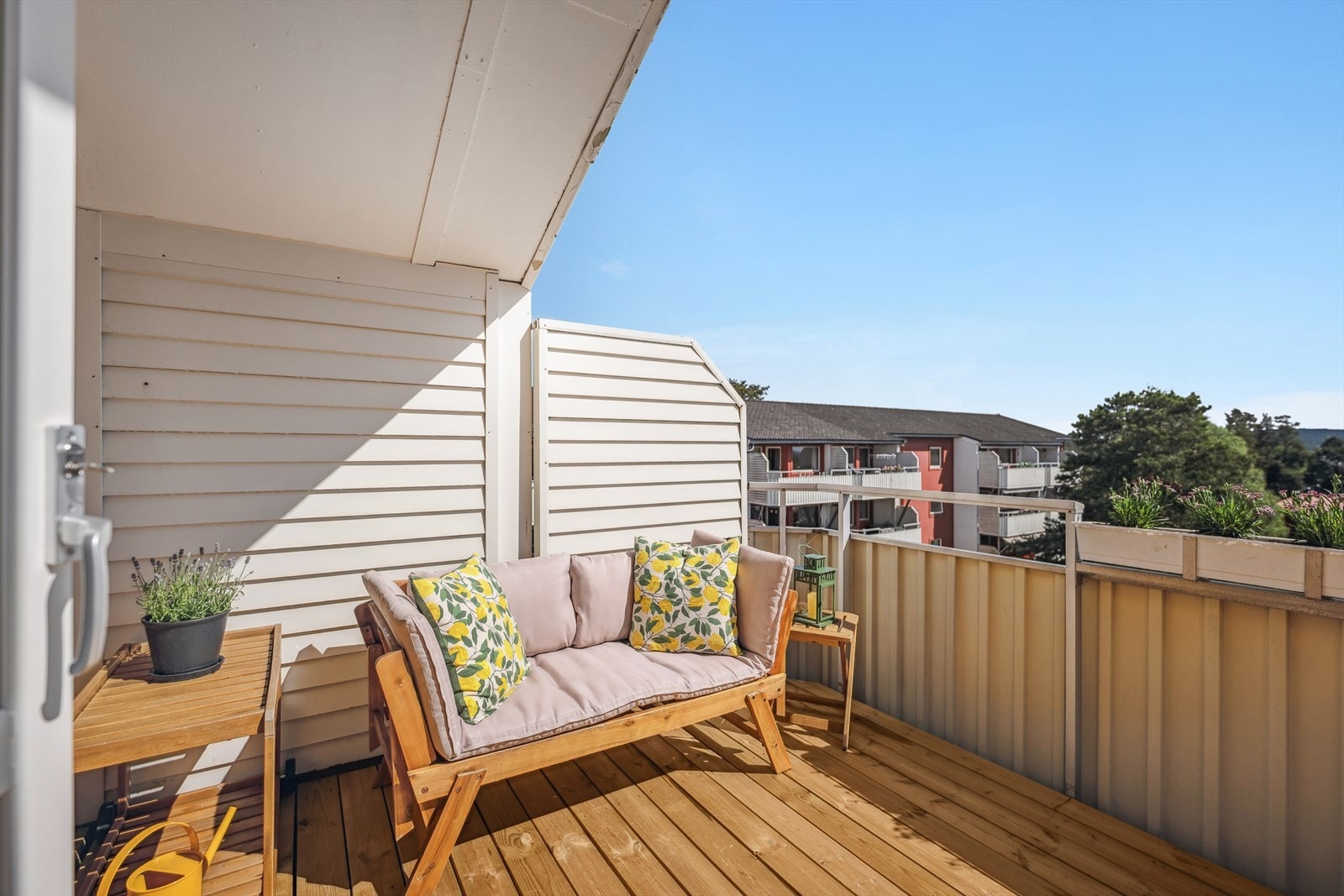 Sydvendt balkong på ca. 11 m² med svært gode solforhold på formiddag og ettermiddag Galleribilde