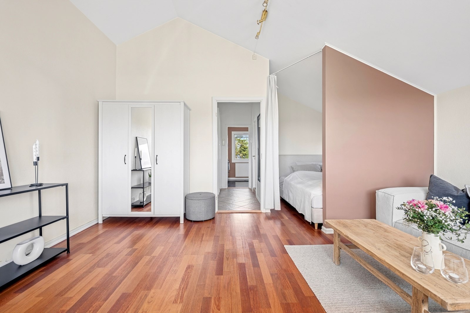 I 2023 ble skilleveggen i stuen malt Galleribilde