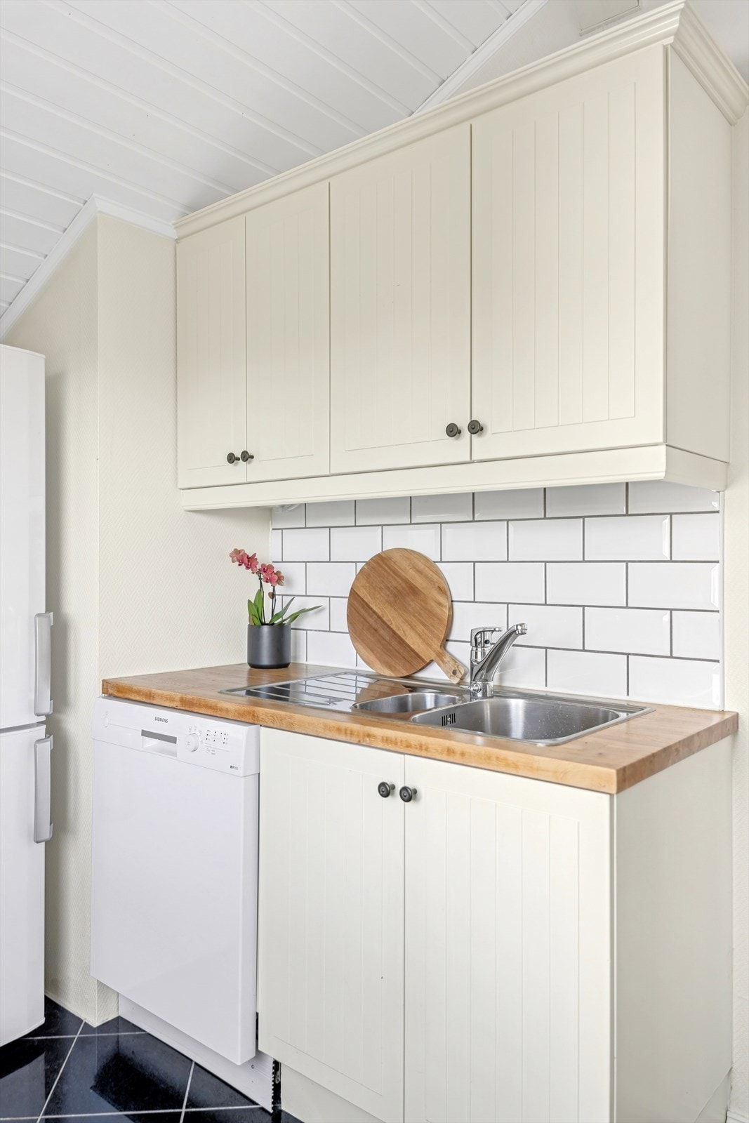 På kjøkkenet har du godt med benke- og oppbevaringsplass, fordelt over flere soner. Her er det forøvrig elektriske varmekabler i gulvet Galleribilde