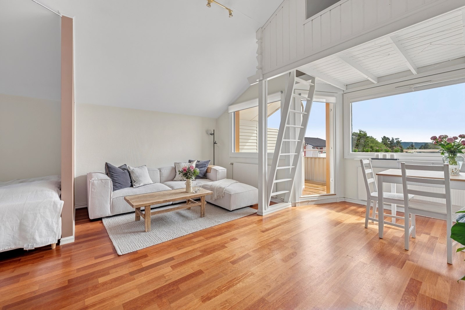 Lys og romslig stue med takhøyde på hele 3,5 m Galleribilde