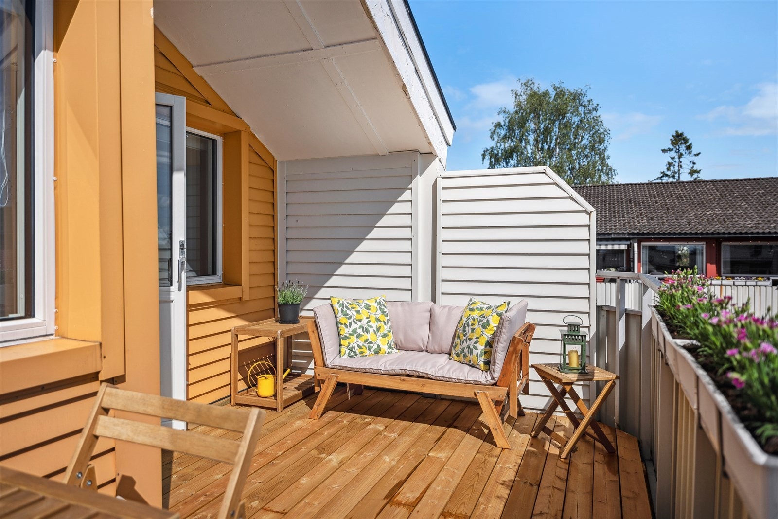 Balkongen har implementert tregulv, lys og adkomst fra stue Galleribilde