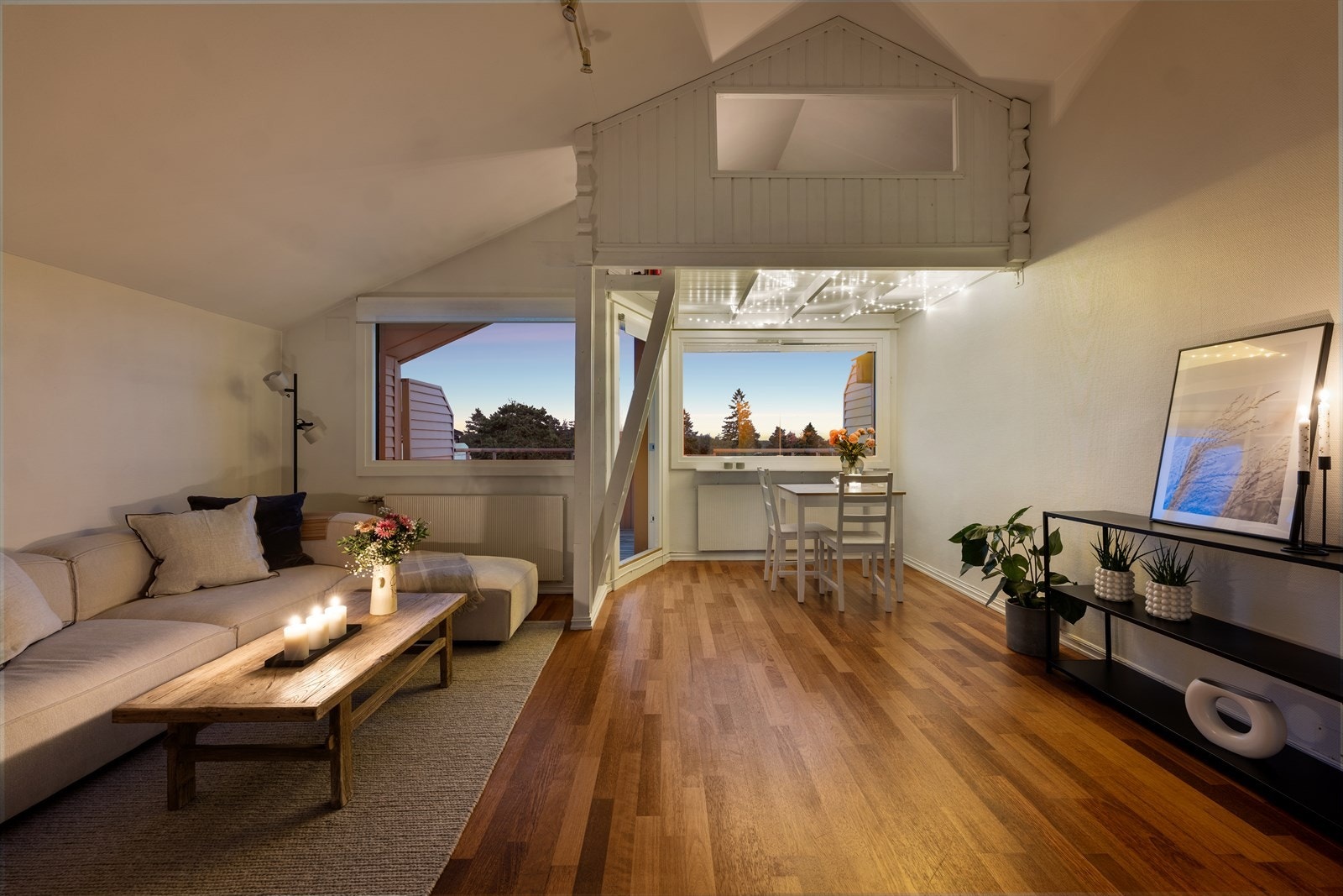 I stuen har du adkomst via trapp til et loft/hems Galleribilde