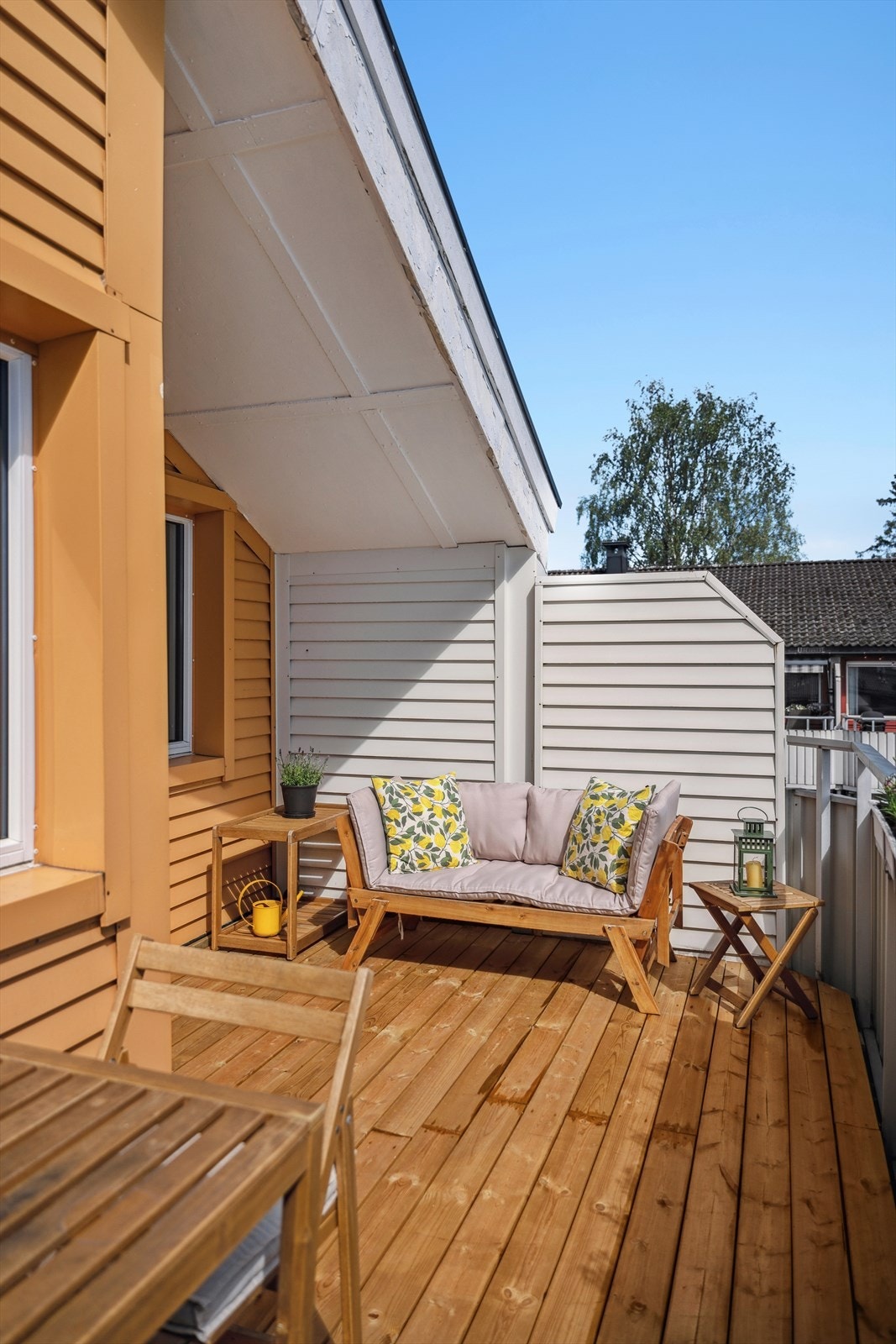 Det er god ly for vinden på balkongen takket være leveggen som er satt opp Galleribilde