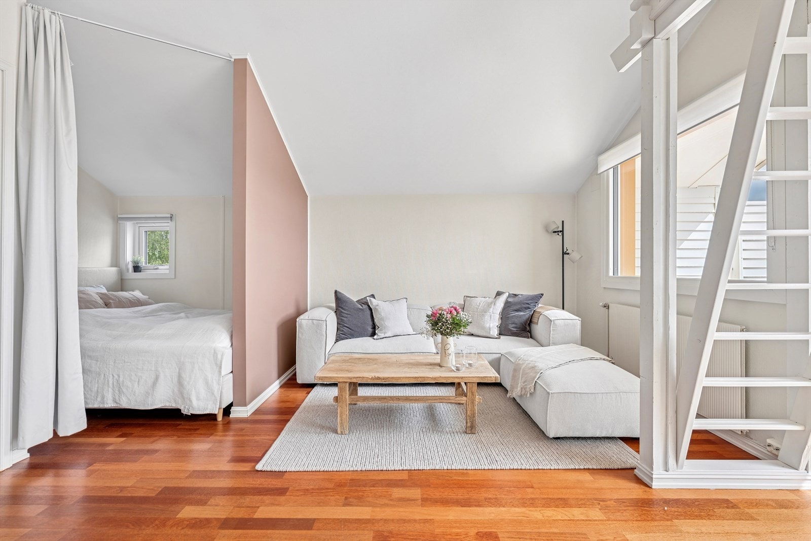 Boligen har vannbåren varme og er oppvarmet med sentralvarmeanlegg med radiatorer Galleribilde