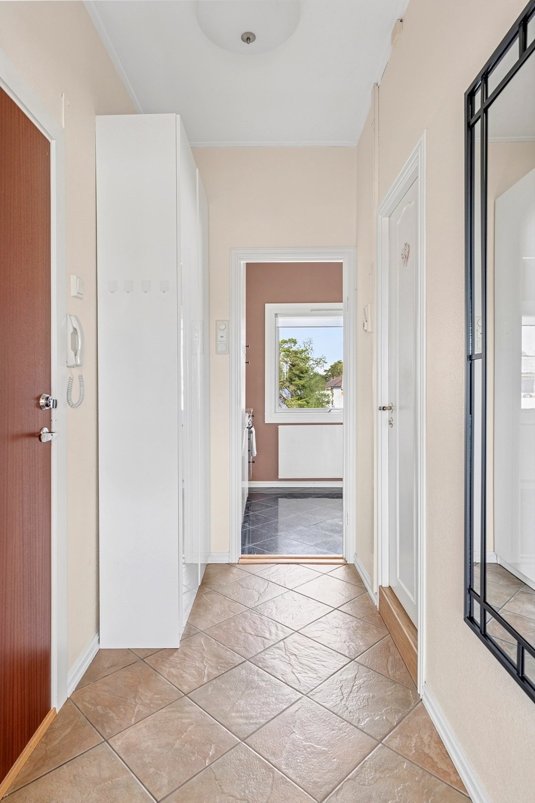 En lys og trivelig entré ønsker deg velkommen inn i denne fine boligen! Galleribilde