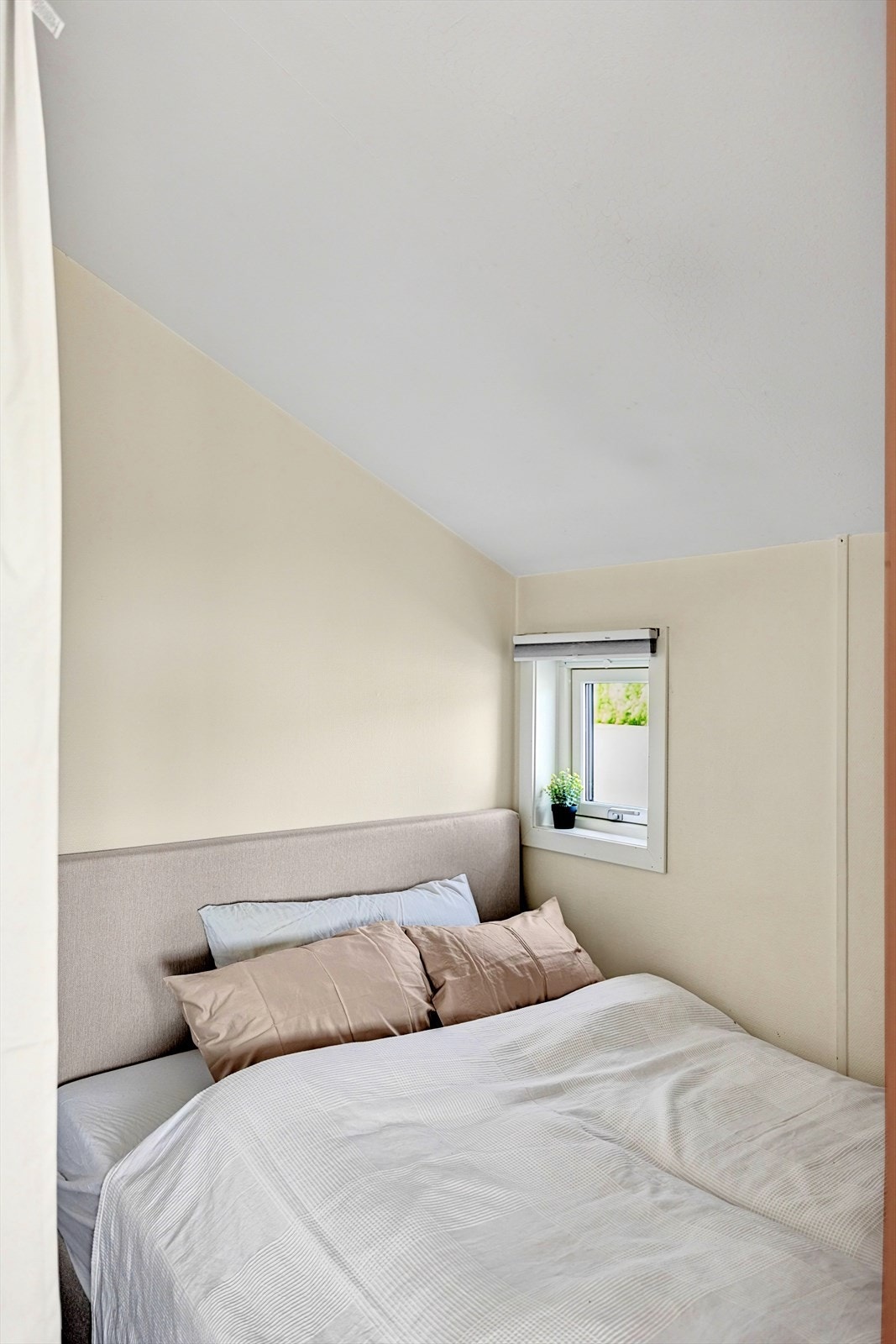 I alkoven er det et smart, lite vindu som gir ekstra tilluft Galleribilde