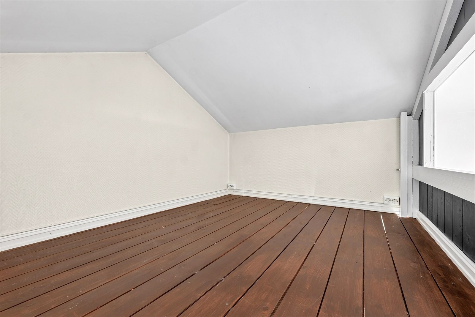 Loftsetasjen kan brukes som hems eller til andre formål. I 2023 ble treveggen på hemsen malt Galleribilde