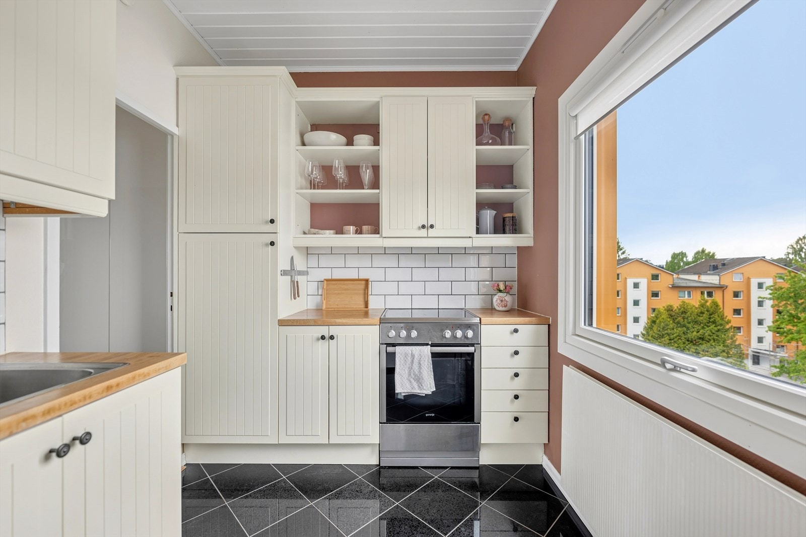 Separat og fint kjøkken med IKEA kjøkkeninnredning Galleribilde