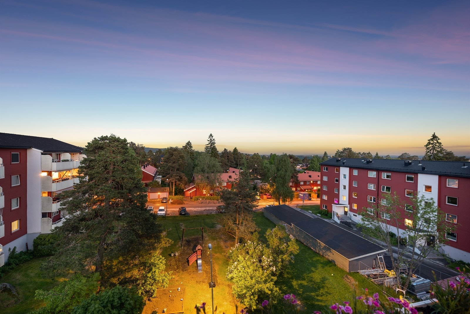 Hyggelig kveldsstemning i bakgården Galleribilde