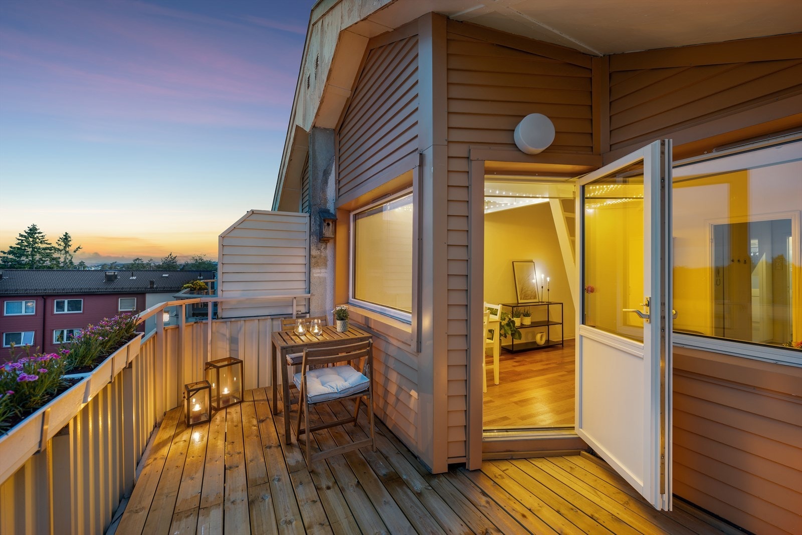 På sommerhalvåret fungerer balkongen som en flott forlengelse av stuen Galleribilde