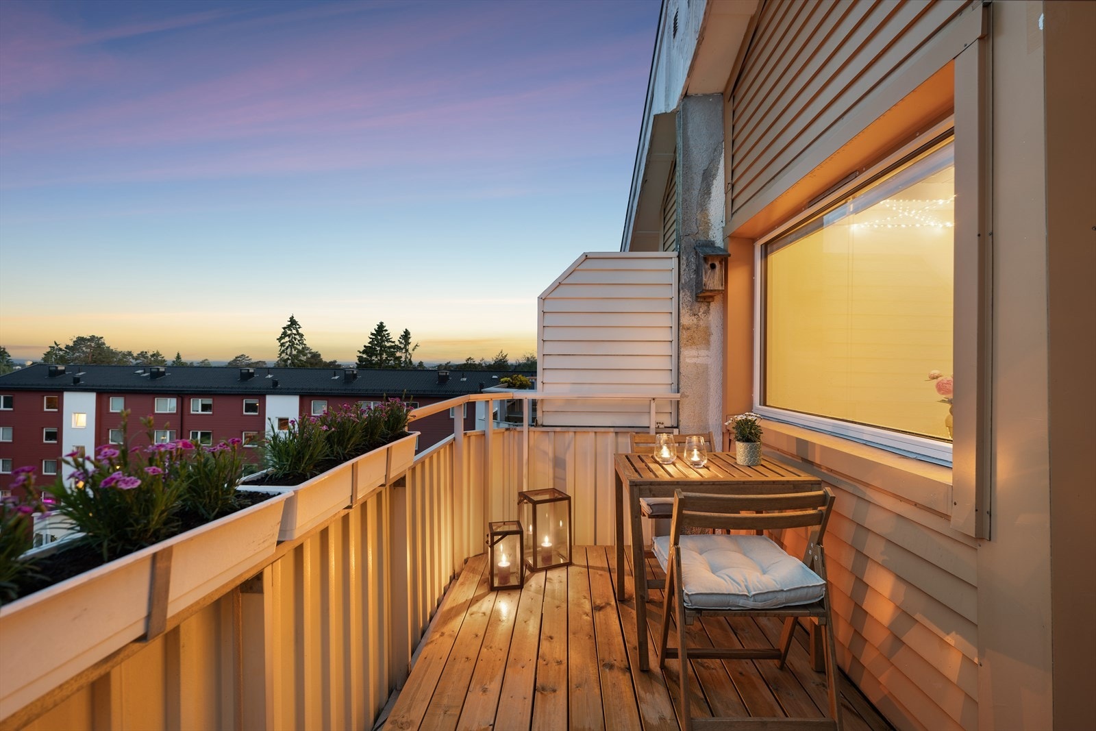 Balkongens generøse størrelse gjør at du kan innrede i ulike soner Galleribilde