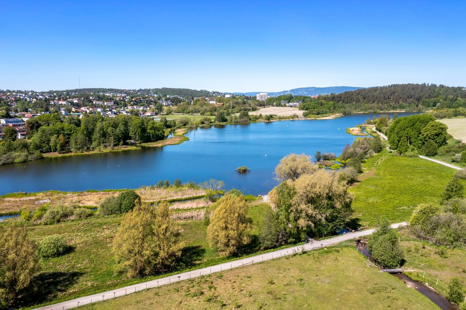 For koselige søndagsturer anbefales naturskjønne Østensjøvannet som er et meget populært turområde i bydelen med over 200 forskjellige fuglearter Galleribilde