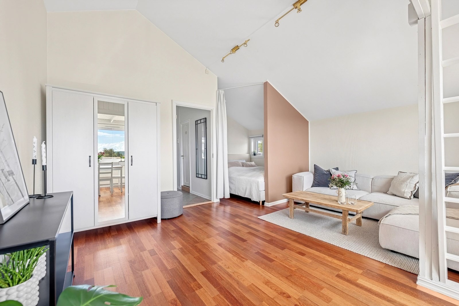 I stuen har du god plass til å innrede i ulike soner for ulike behov Galleribilde