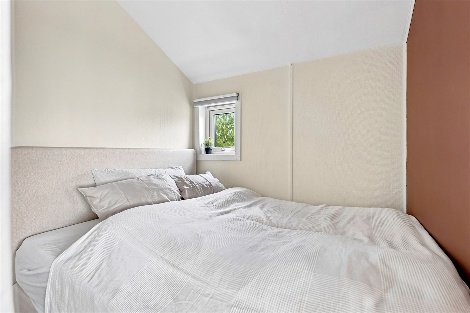 Trivelig alkove hvor det er god plass til dobbeltseng Galleribilde