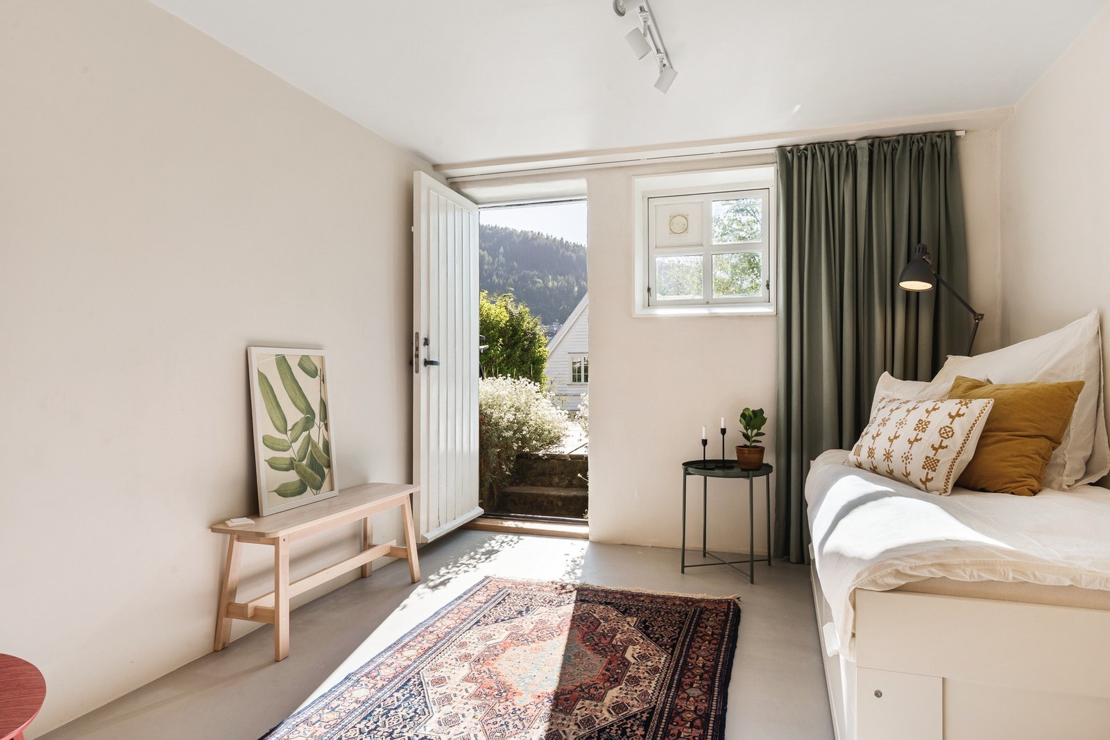 Fra stuen har du utgang til boligens nydelige plen og uteområdet. Galleribilde