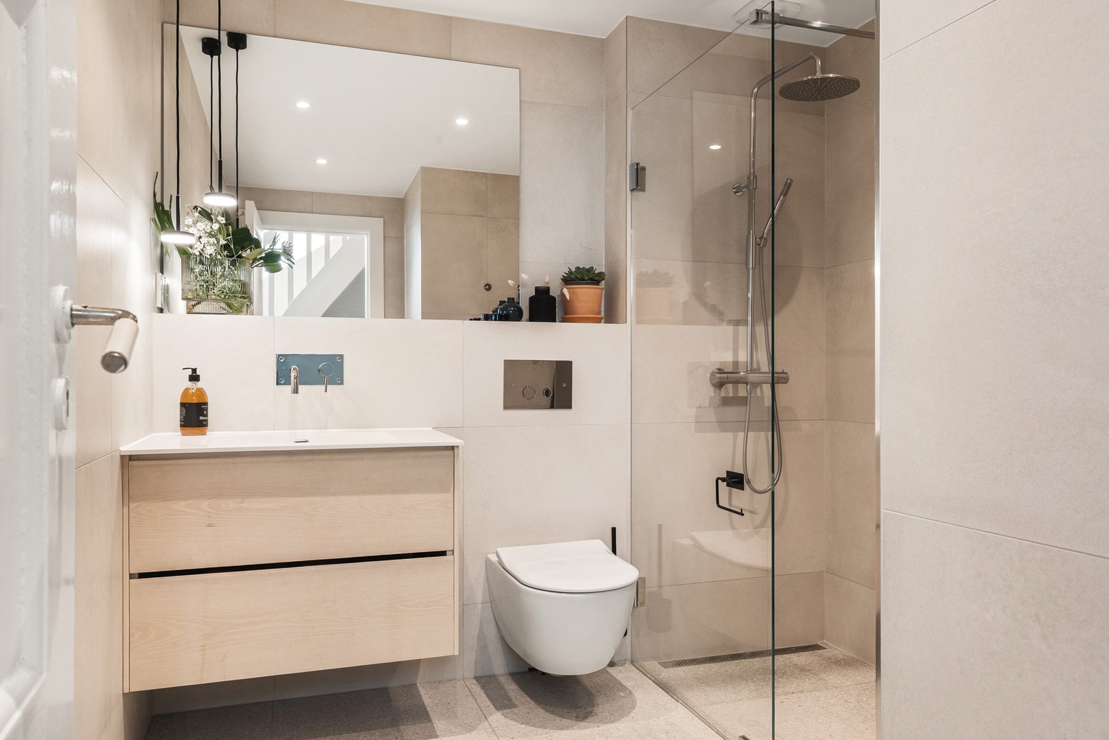 Badet i 2.etasje er helfliset, måler hele 5 kvm og er nytt fra 2020. Galleribilde