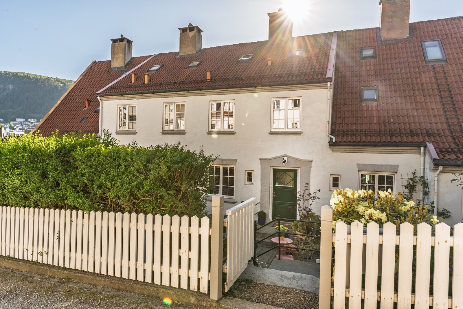 Vi har den største glede av å ønske deg velkommen til dette flotte rekkehuset og til fantastiske Pinnelien Hageby! Galleribilde