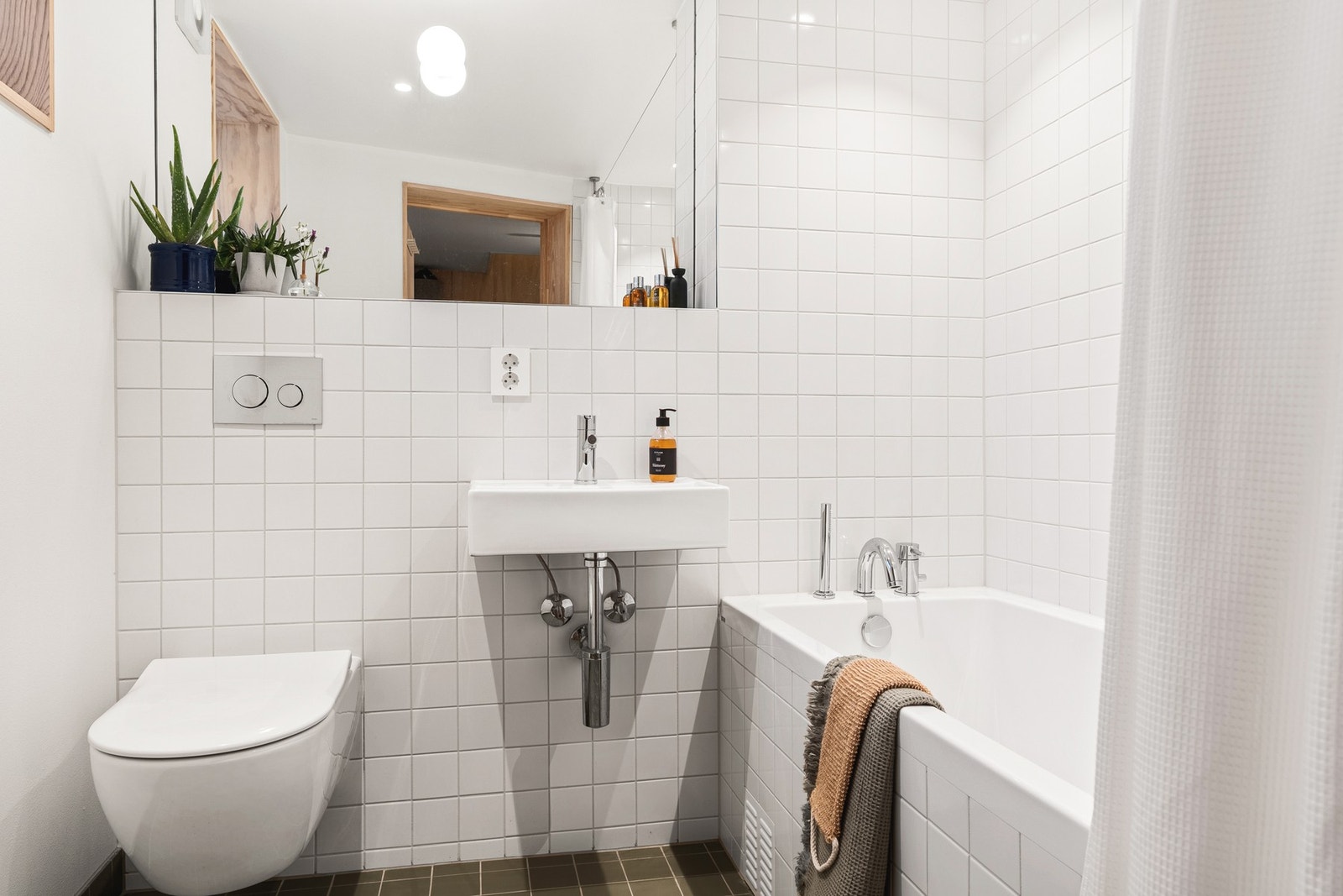 Det er innredet med vegghengt toalett, innfliset badekar og servant. Varmekablene sikrer en behagelig temperatur hele året. Galleribilde