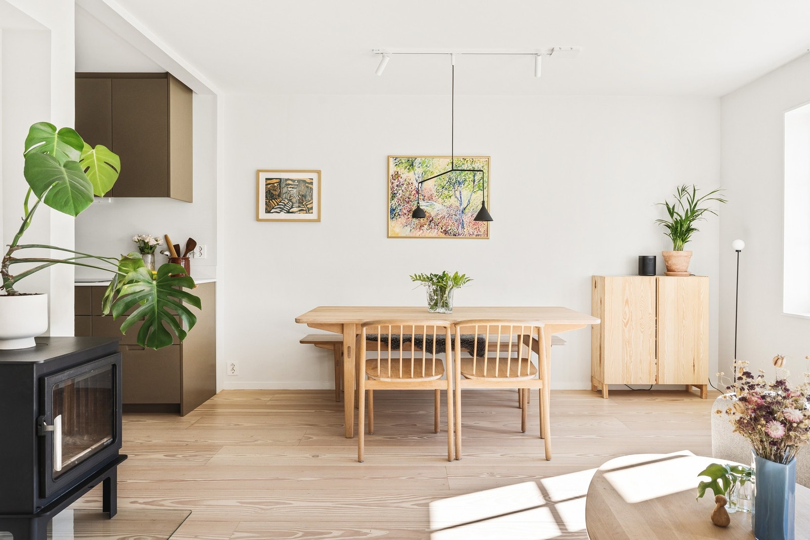 Her har du god plass til sofagruppe, spisebord og annet møblement etter ønske. Galleribilde