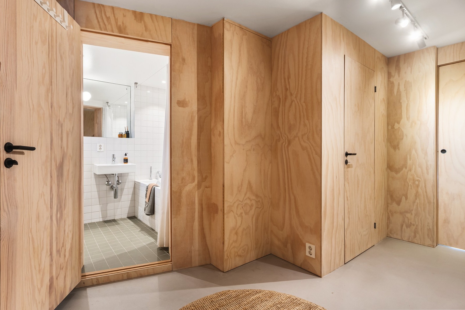 Badet i underetasjen er også helfliset, måler 3 kvm og var nytt i 2020. Galleribilde