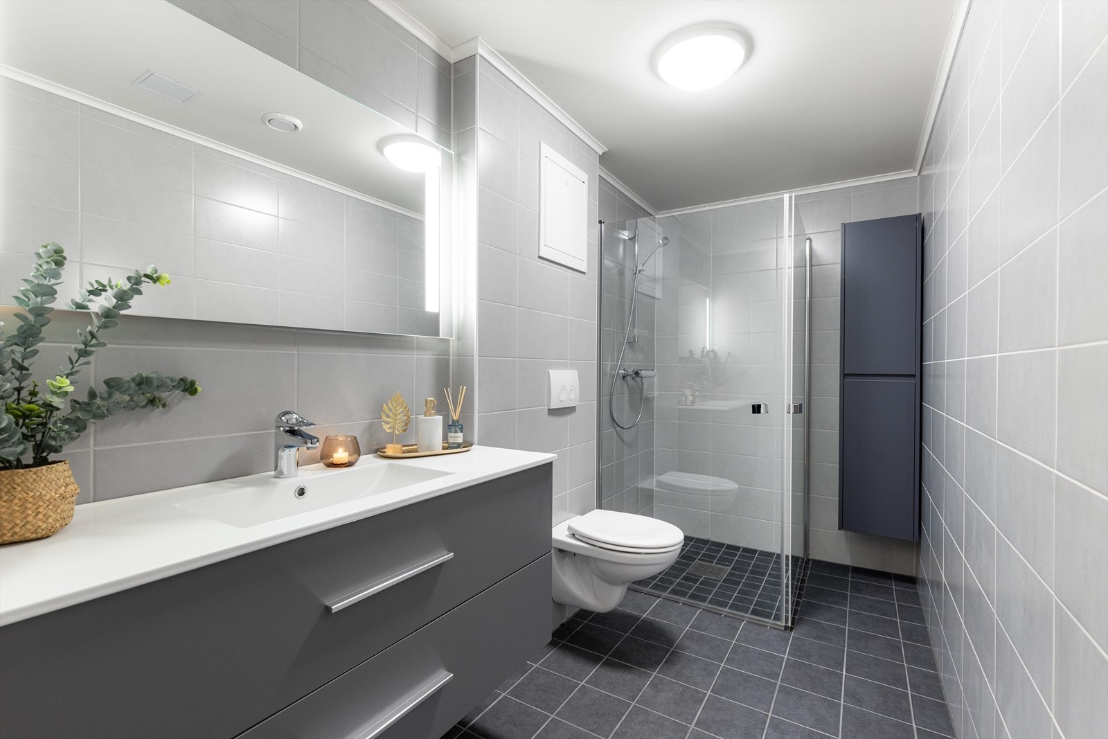 Delikat, flislagt baderom og et eget, praktisk vaskerom. Både bad og vaskerom er pusset opp i regi av borettslaget i 2023/24. Galleribilde