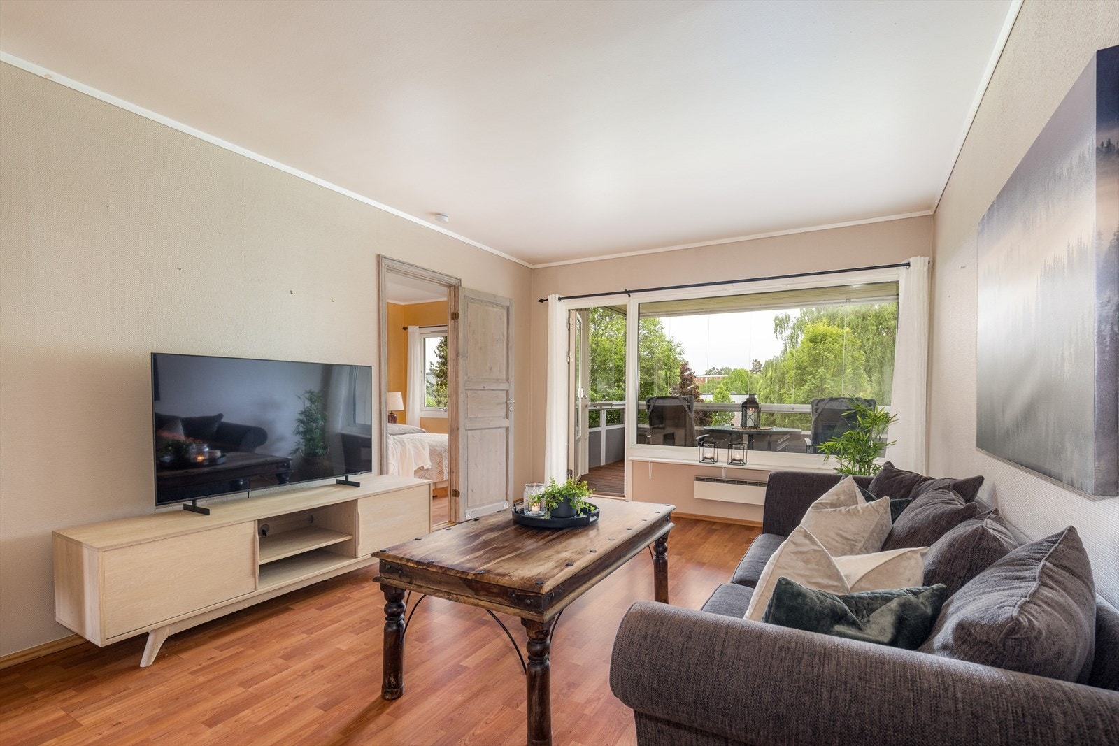 Lys og trivelig stue av god størrelse, med stor vindusflate og utgang til stor, innglasset balkong mot syd Galleribilde